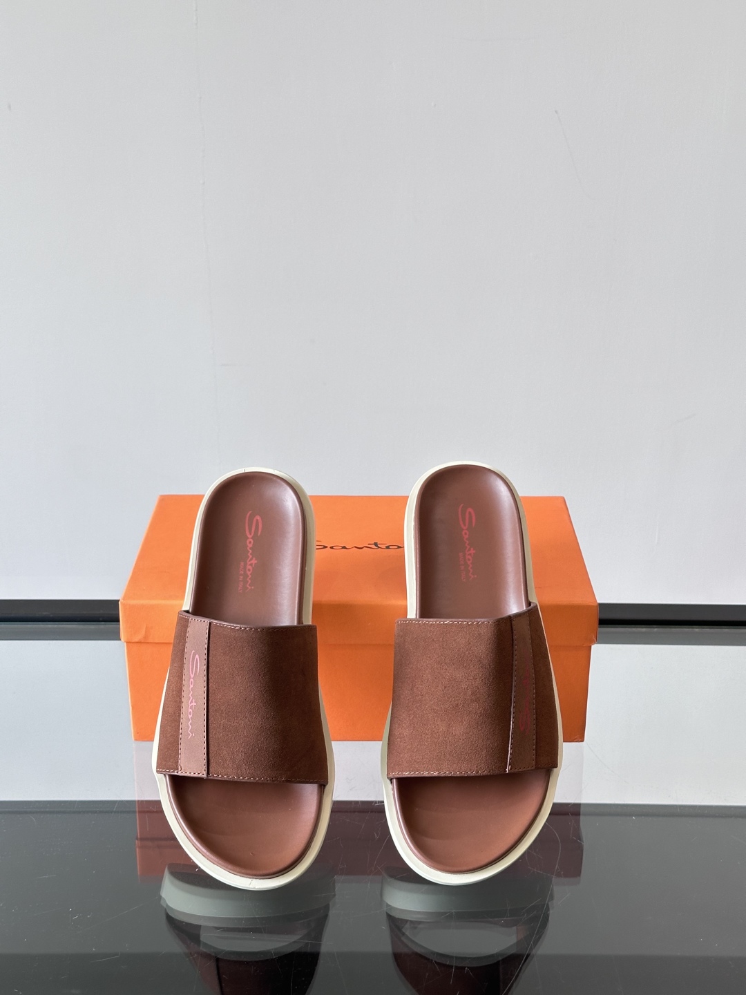 Santoni/圣东尼 意大利男士手工小牛皮真皮拖鞋凉鞋🩴，这个意大利纯手工鞋履品牌的每一双鞋设计简洁经