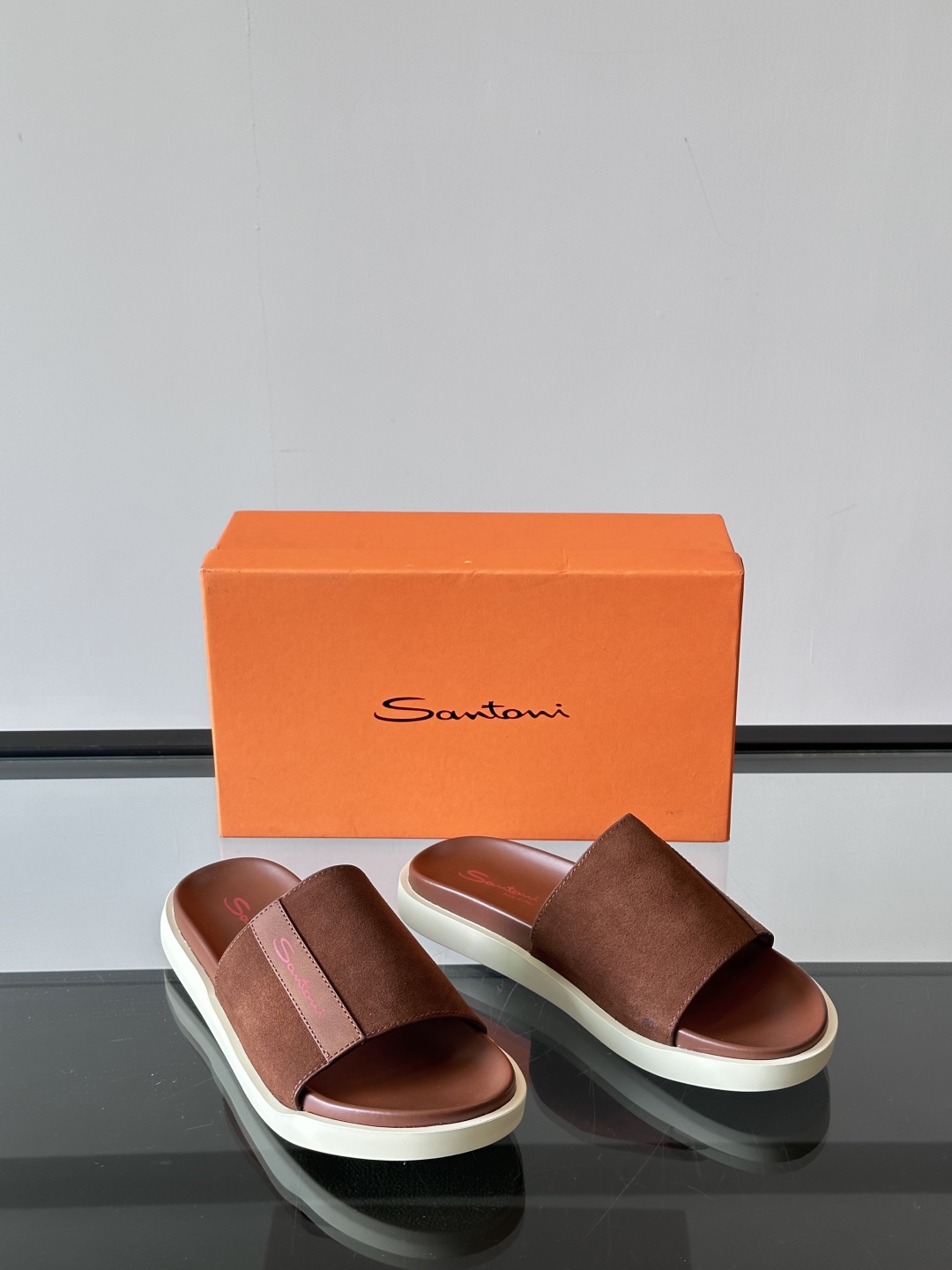 Santoni/圣东尼 意大利男士手工小牛皮真皮拖鞋凉鞋🩴，这个意大利纯手工鞋履品牌的每一双鞋设计简洁经