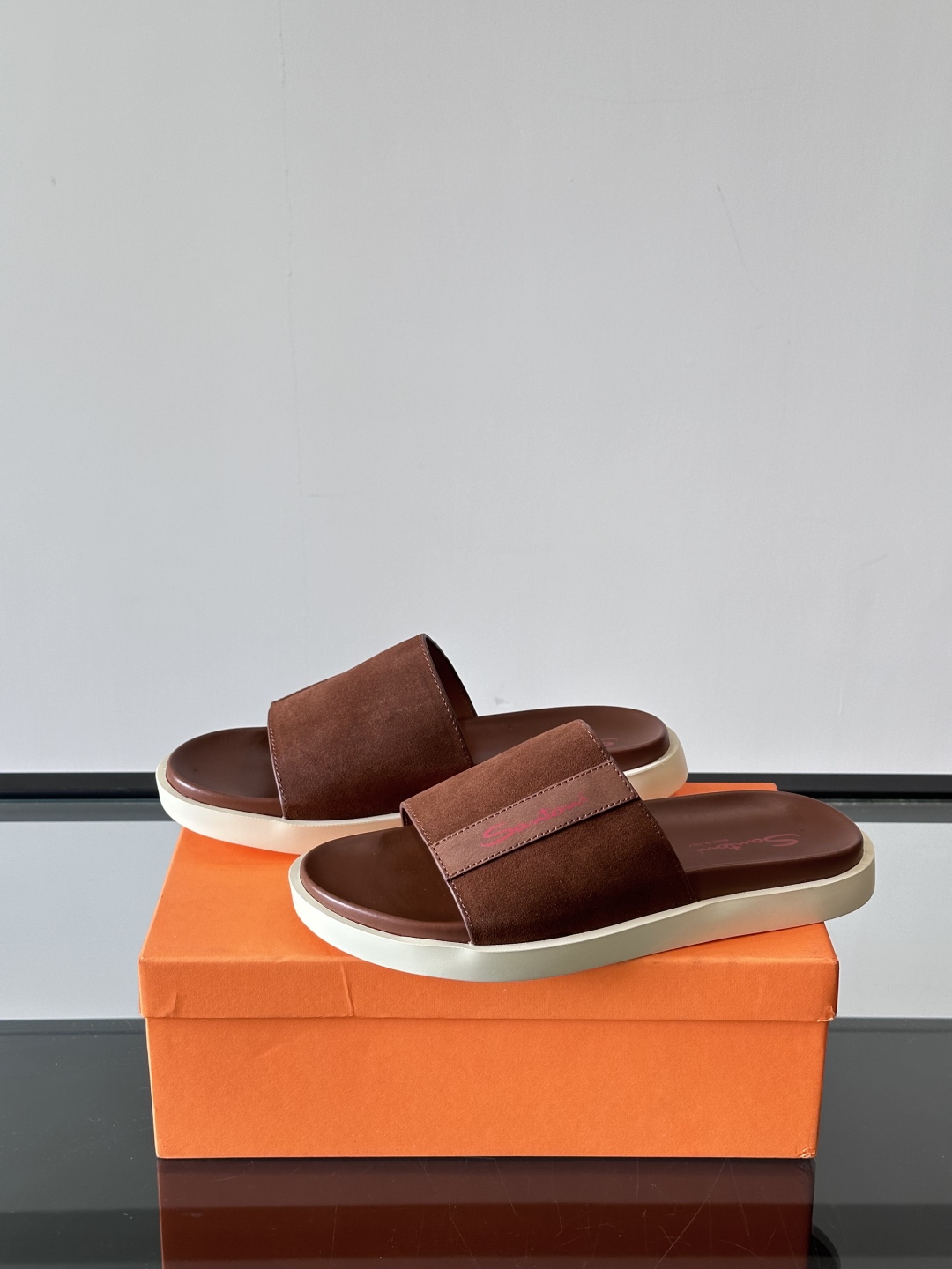 Santoni/圣东尼 意大利男士手工小牛皮真皮拖鞋凉鞋🩴，这个意大利纯手工鞋履品牌的每一双鞋设计简洁经
