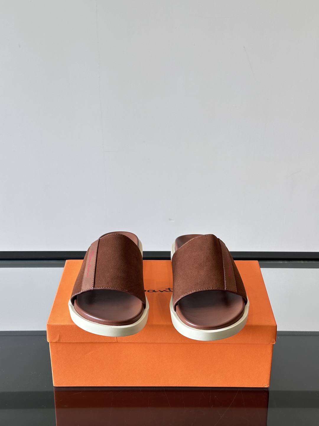 Santoni/圣东尼 意大利男士手工小牛皮真皮拖鞋凉鞋🩴，这个意大利纯手工鞋履品牌的每一双鞋设计简洁经