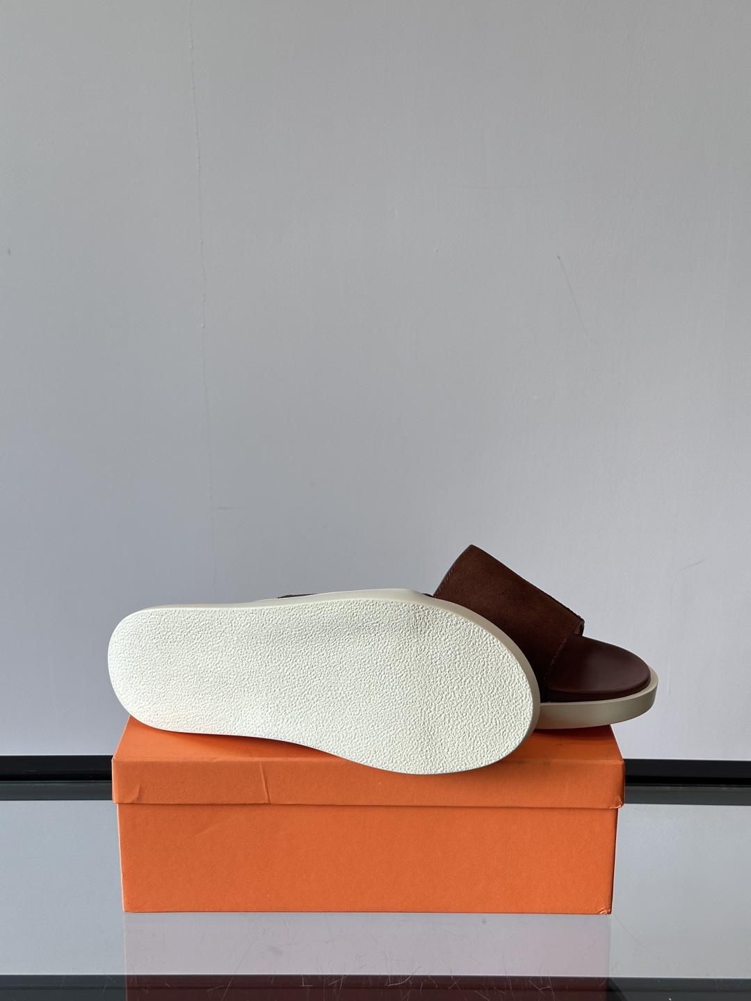 Santoni/圣东尼 意大利男士手工小牛皮真皮拖鞋凉鞋🩴，这个意大利纯手工鞋履品牌的每一双鞋设计简洁经