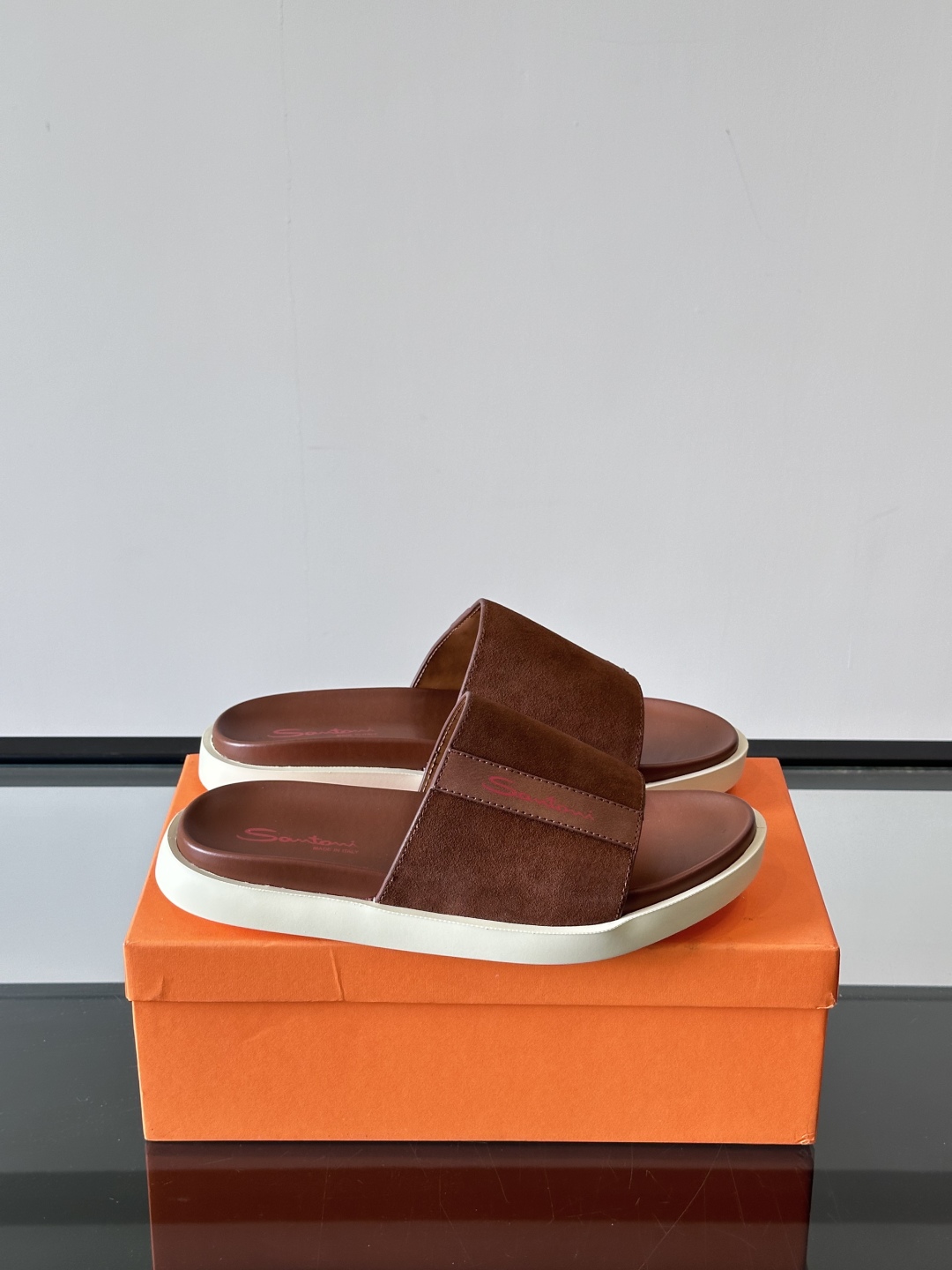 Santoni/圣东尼 意大利男士手工小牛皮真皮拖鞋凉鞋🩴，这个意大利纯手工鞋履品牌的每一双鞋设计简洁经