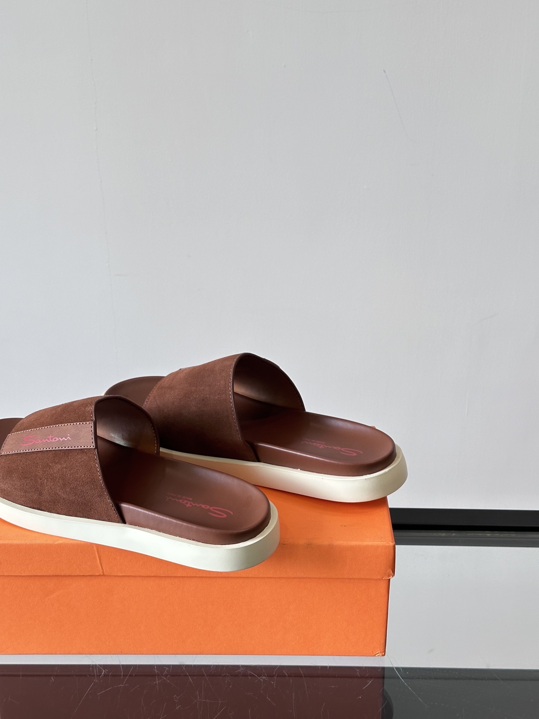 Santoni/圣东尼 意大利男士手工小牛皮真皮拖鞋凉鞋🩴，这个意大利纯手工鞋履品牌的每一双鞋设计简洁经