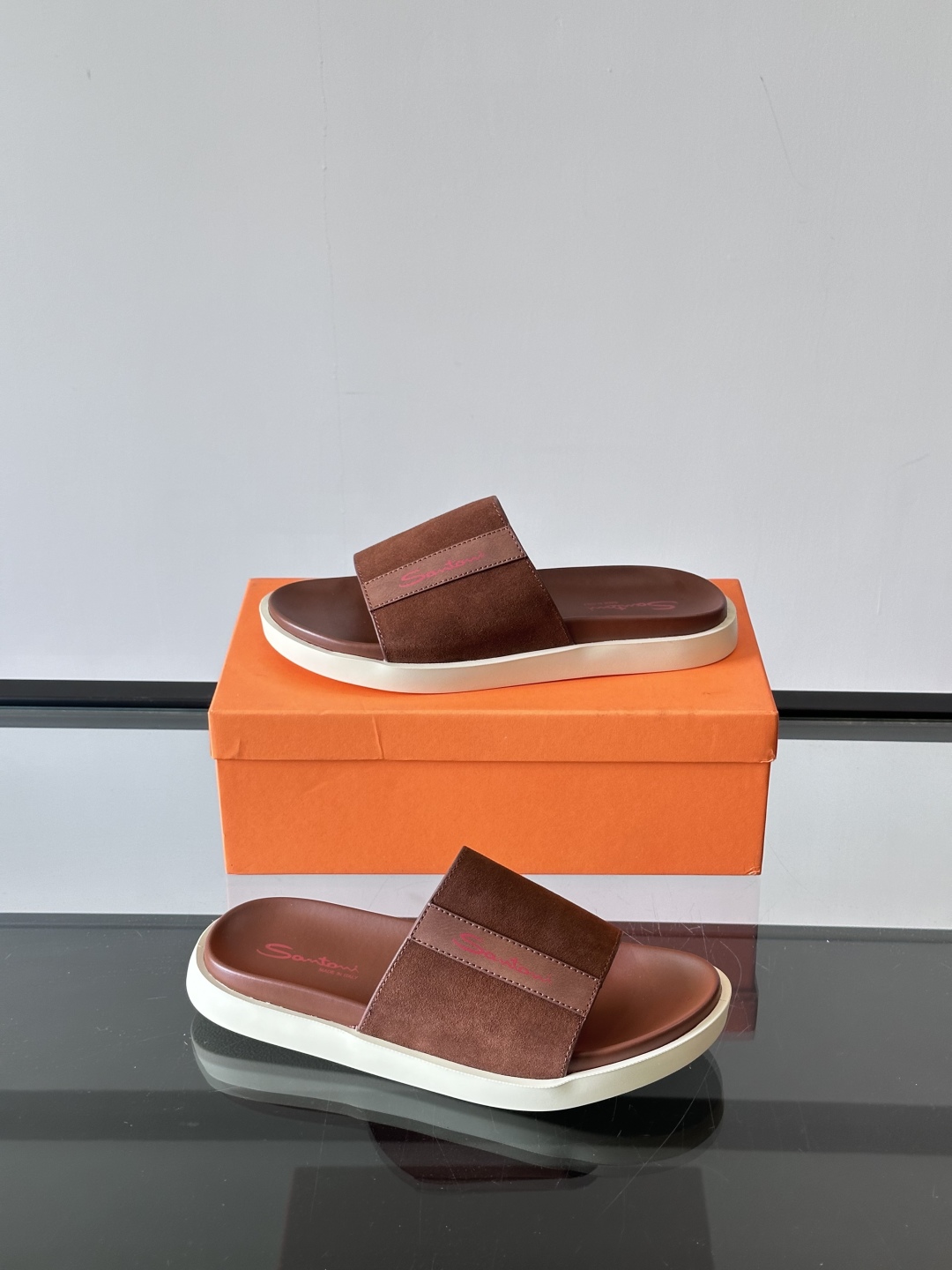 Santoni/圣东尼 意大利男士手工小牛皮真皮拖鞋凉鞋🩴，这个意大利纯手工鞋履品牌的每一双鞋设计简洁经