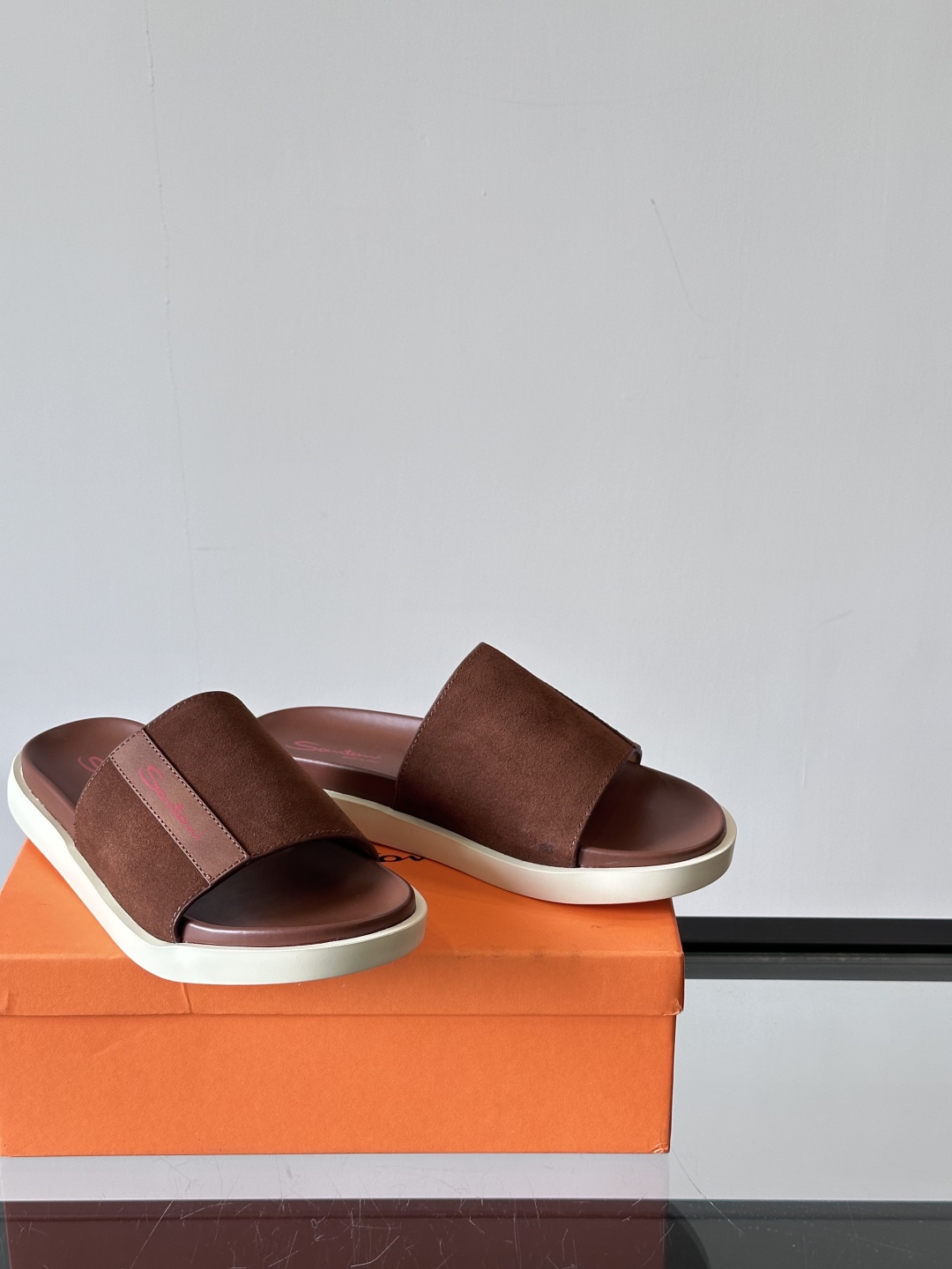 Santoni/圣东尼 意大利男士手工小牛皮真皮拖鞋凉鞋🩴，这个意大利纯手工鞋履品牌的每一双鞋设计简洁经