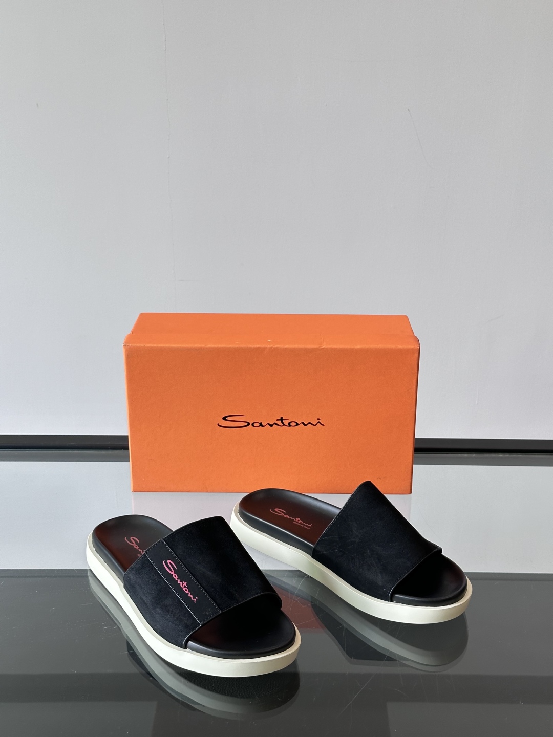 Santoni/圣东尼 意大利男士手工小牛皮真皮拖鞋凉鞋🩴，这个意大利纯手工鞋履品牌的每一双鞋设计简洁经