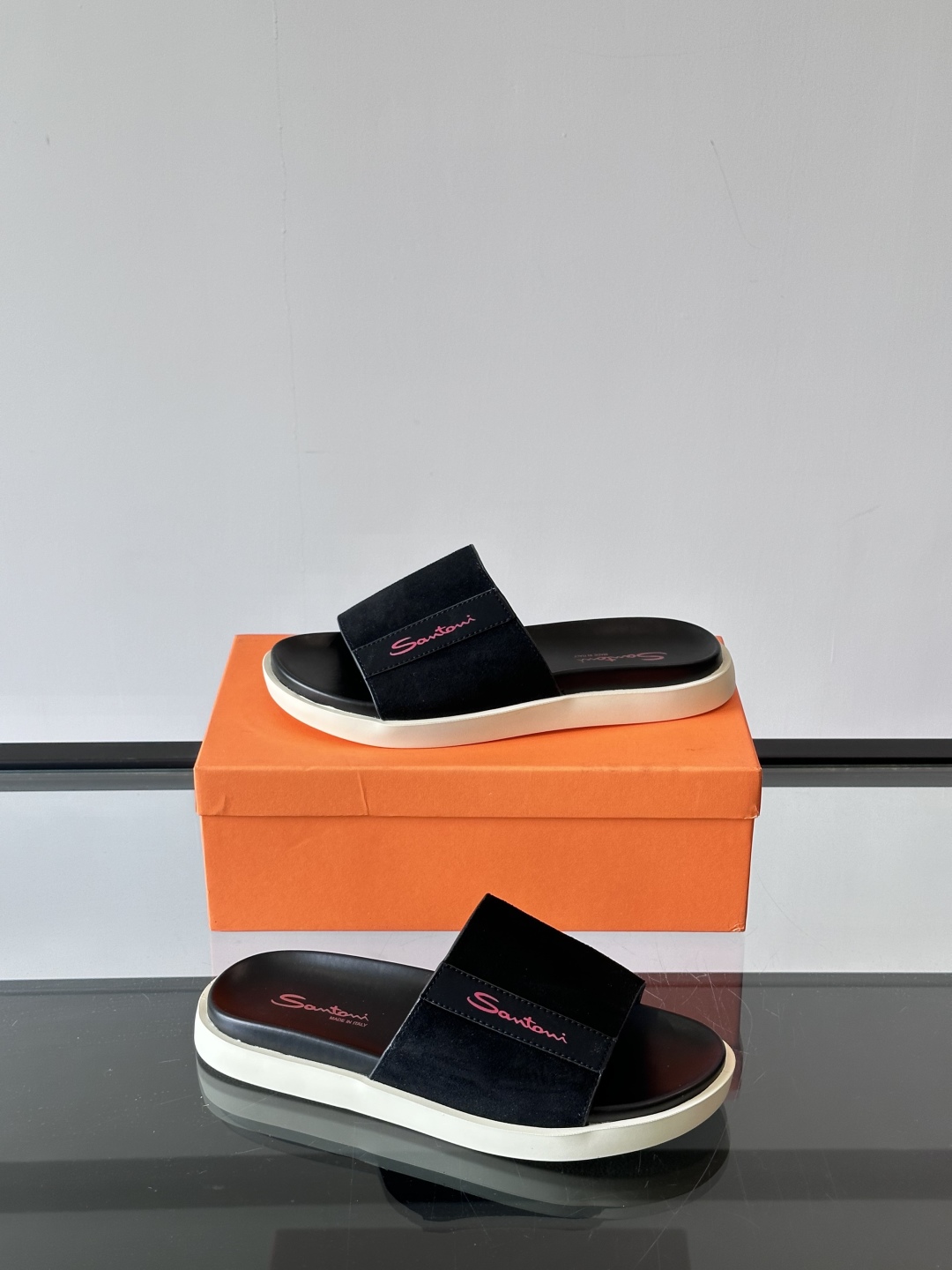 Santoni/圣东尼 意大利男士手工小牛皮真皮拖鞋凉鞋🩴，这个意大利纯手工鞋履品牌的每一双鞋设计简洁经