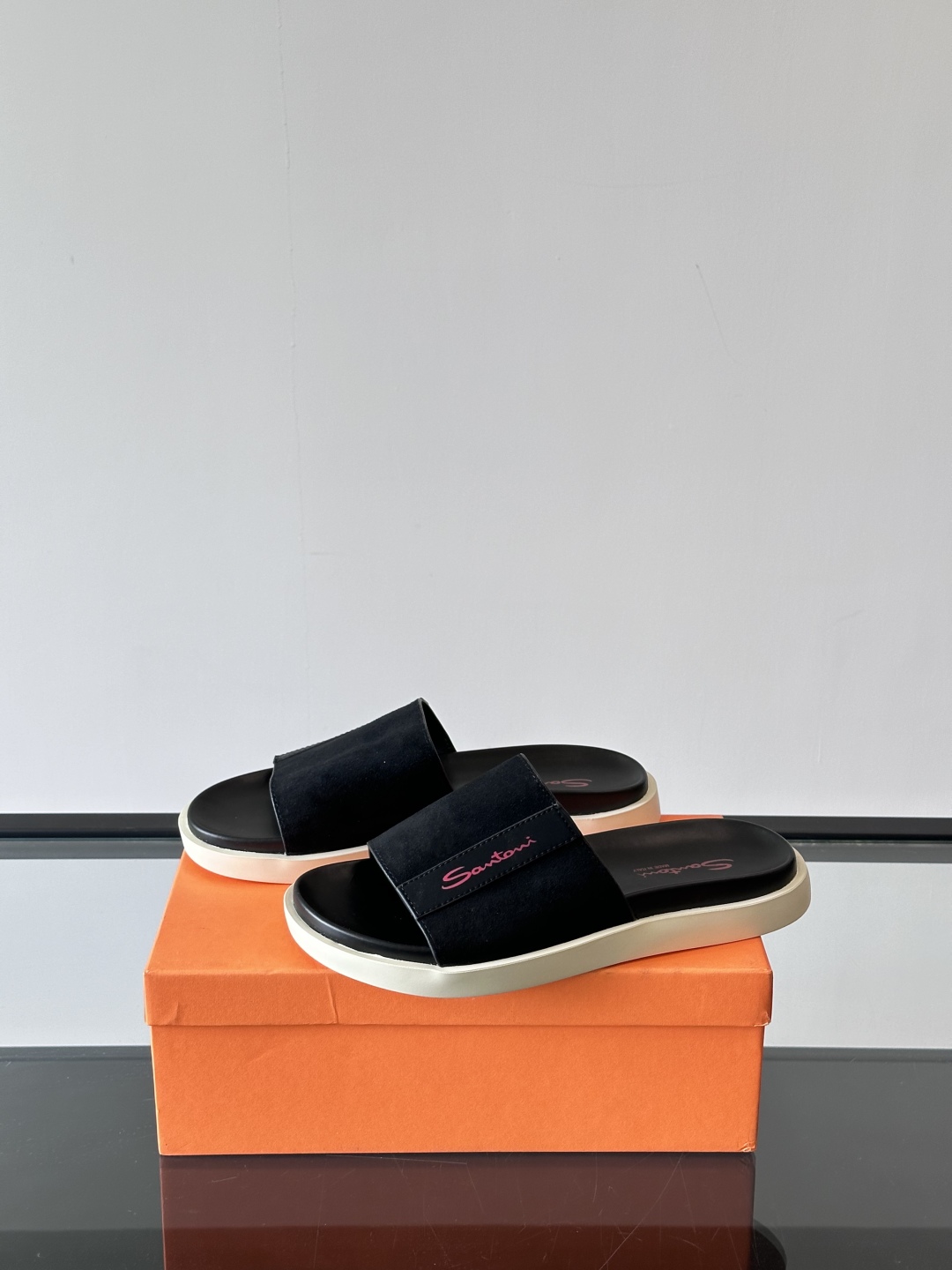 Santoni/圣东尼 意大利男士手工小牛皮真皮拖鞋凉鞋🩴，这个意大利纯手工鞋履品牌的每一双鞋设计简洁经