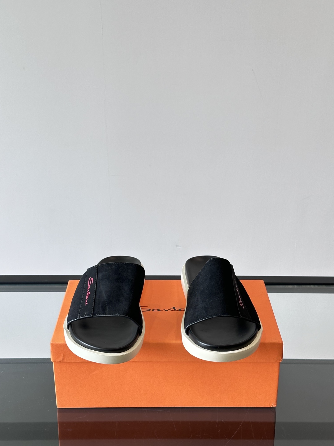 Santoni/圣东尼 意大利男士手工小牛皮真皮拖鞋凉鞋🩴，这个意大利纯手工鞋履品牌的每一双鞋设计简洁经