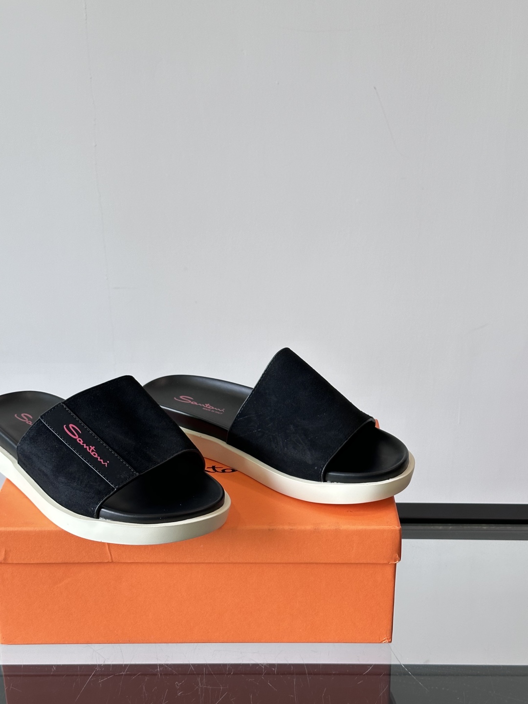 Santoni/圣东尼 意大利男士手工小牛皮真皮拖鞋凉鞋🩴，这个意大利纯手工鞋履品牌的每一双鞋设计简洁经