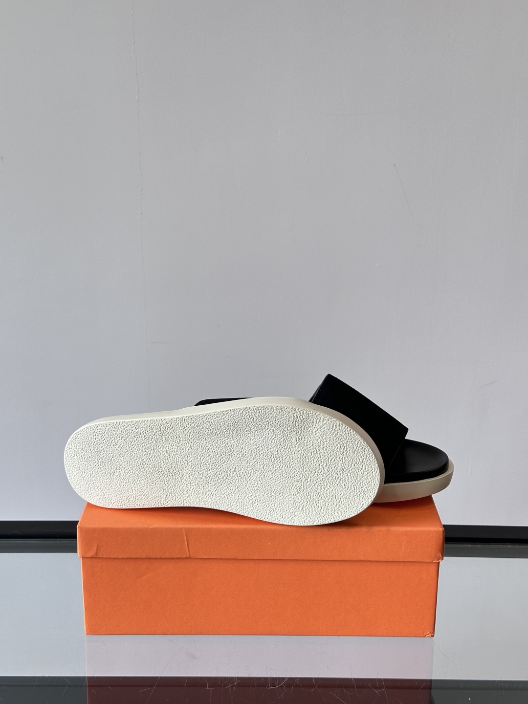 Santoni/圣东尼 意大利男士手工小牛皮真皮拖鞋凉鞋🩴，这个意大利纯手工鞋履品牌的每一双鞋设计简洁经