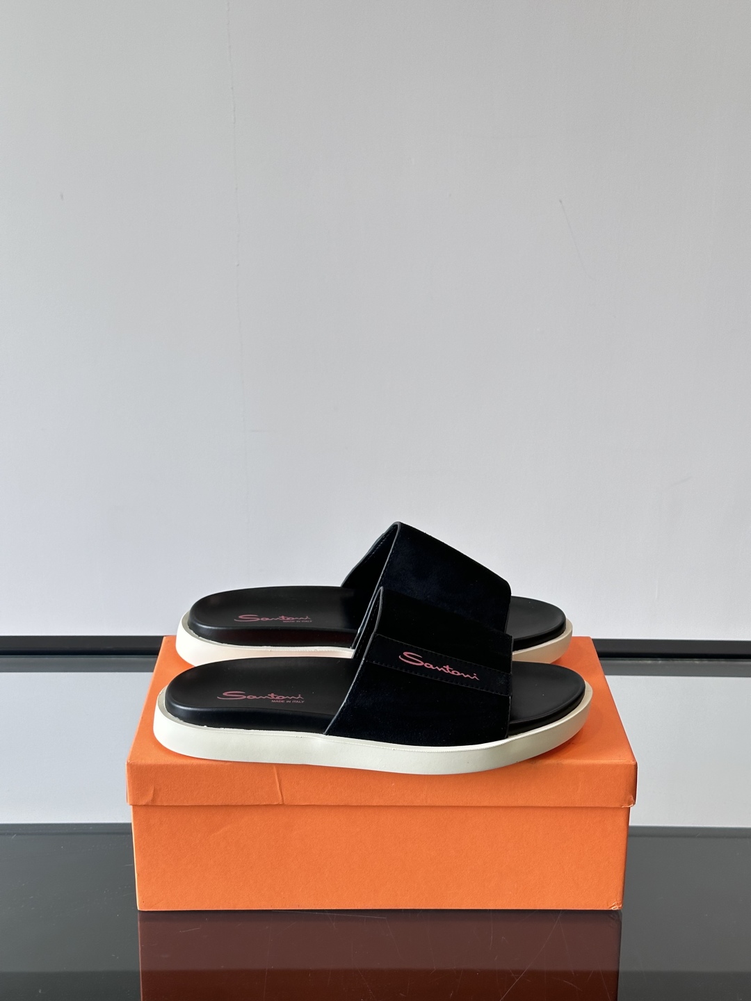 Santoni/圣东尼 意大利男士手工小牛皮真皮拖鞋凉鞋🩴，这个意大利纯手工鞋履品牌的每一双鞋设计简洁经
