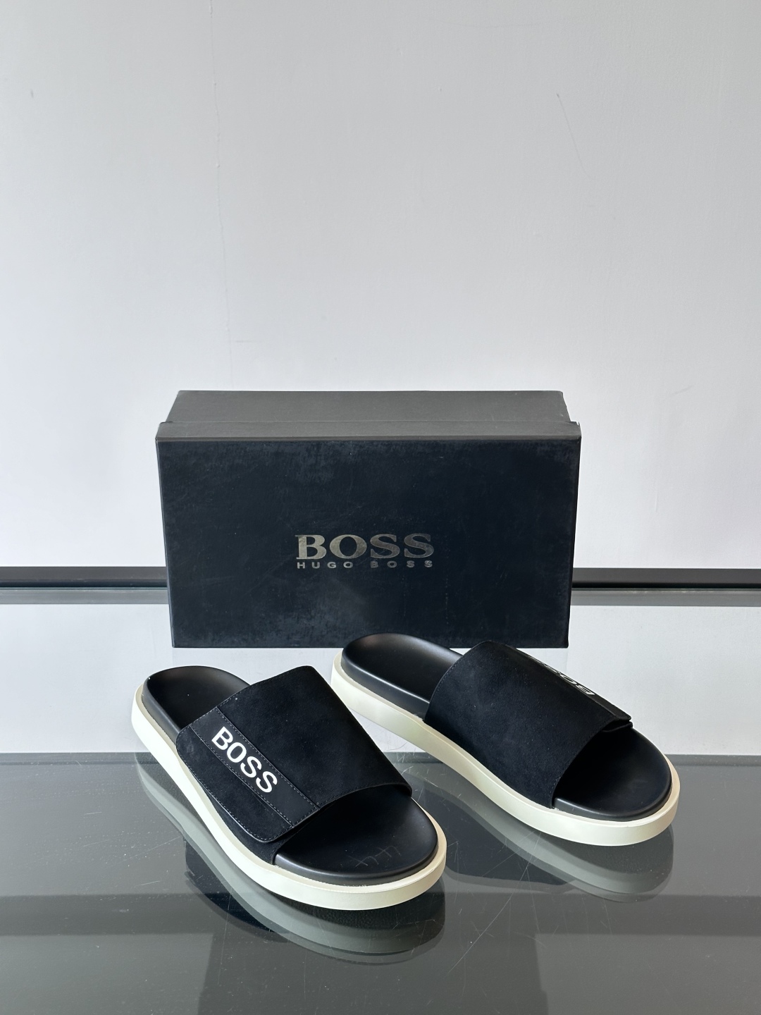 Boss 新款夏季都市休闲拖鞋，采用顶级牛皮面料，柔软亲肤，搭配品牌徽标，让您轻松调节出舒适穿着感。防滑