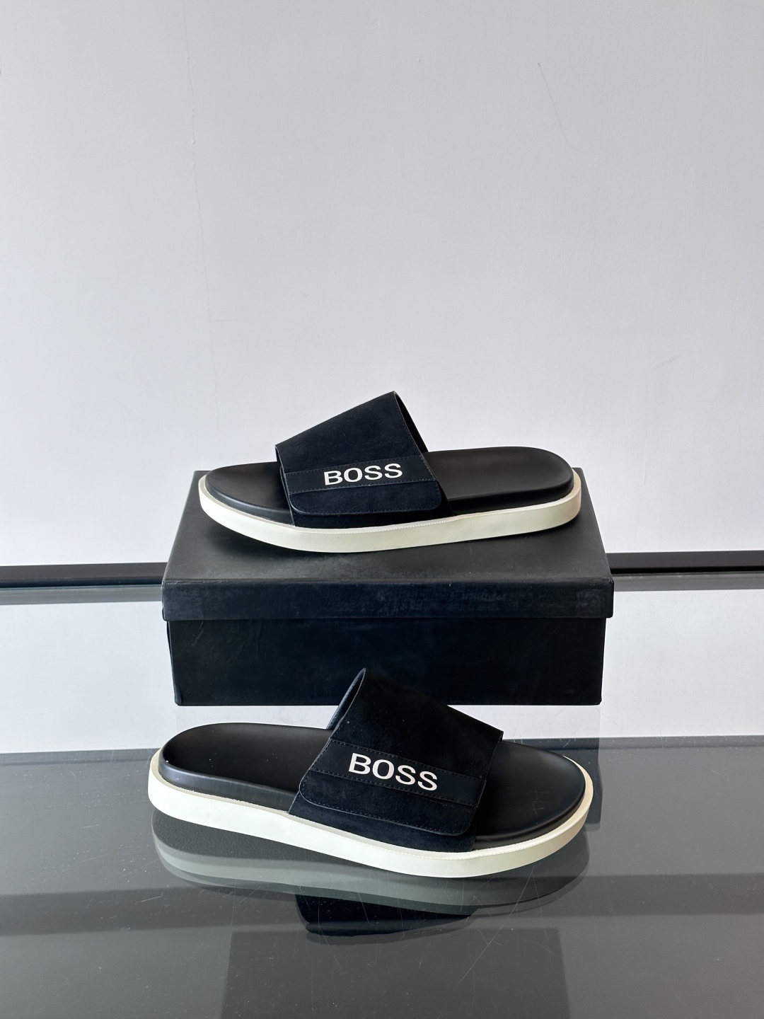 Boss 新款夏季都市休闲拖鞋，采用顶级牛皮面料，柔软亲肤，搭配品牌徽标，让您轻松调节出舒适穿着感。防滑