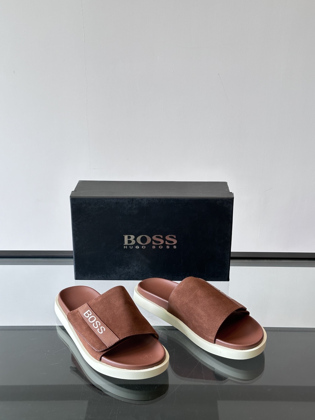 Boss 新款夏季都市休闲拖鞋，采用顶级牛皮面料，柔软亲肤，搭配品牌徽标，让您轻松调节出舒适穿着感。防滑