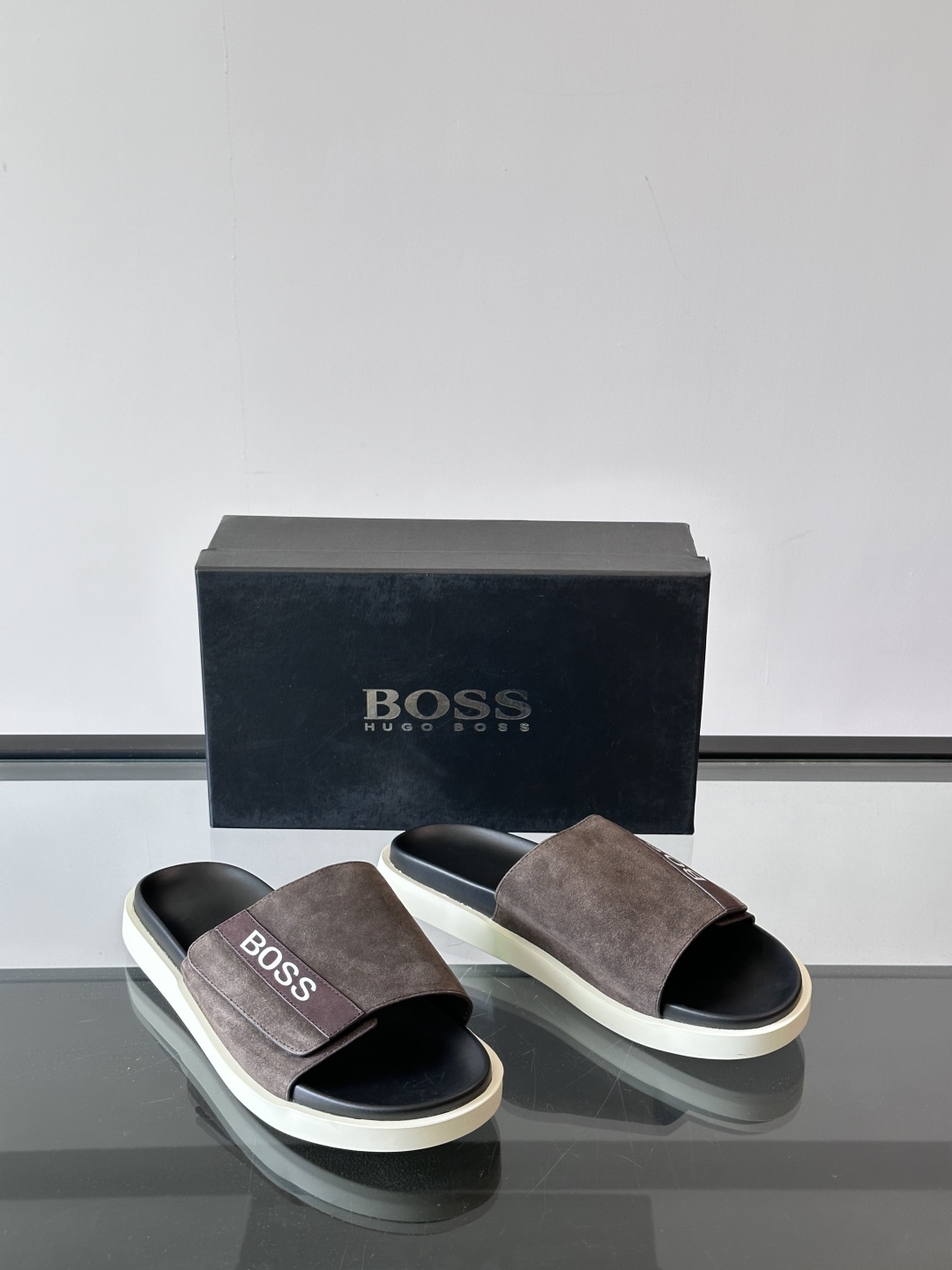 Boss 新款夏季都市休闲拖鞋，采用顶级牛皮面料，柔软亲肤，搭配品牌徽标，让您轻松调节出舒适穿着感。防滑