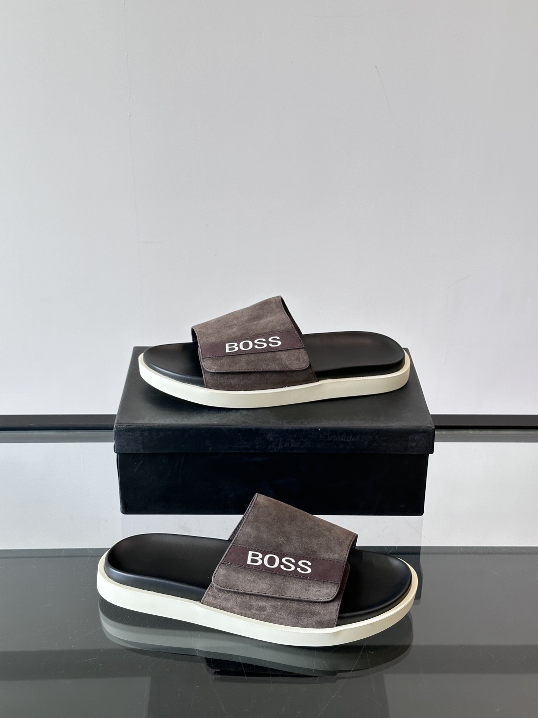 Boss 新款夏季都市休闲拖鞋，采用顶级牛皮面料，柔软亲肤，搭配品牌徽标，让您轻松调节出舒适穿着感。防滑