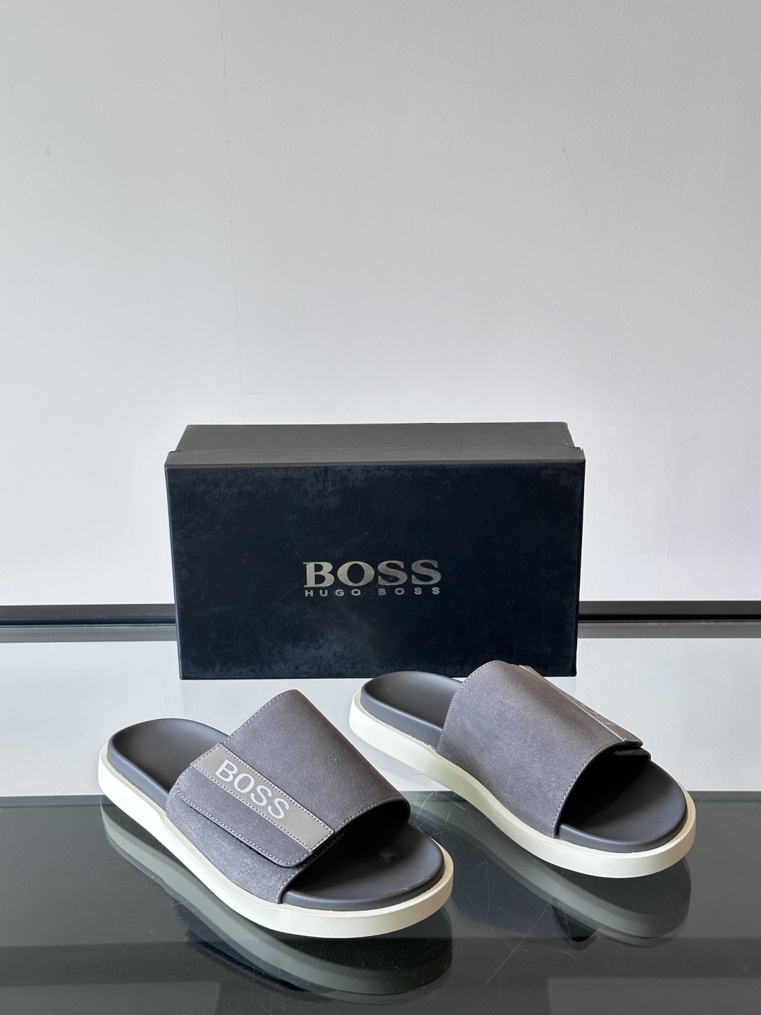 Boss 新款夏季都市休闲拖鞋，采用顶级牛皮面料，柔软亲肤，搭配品牌徽标，让您轻松调节出舒适穿着感。防滑