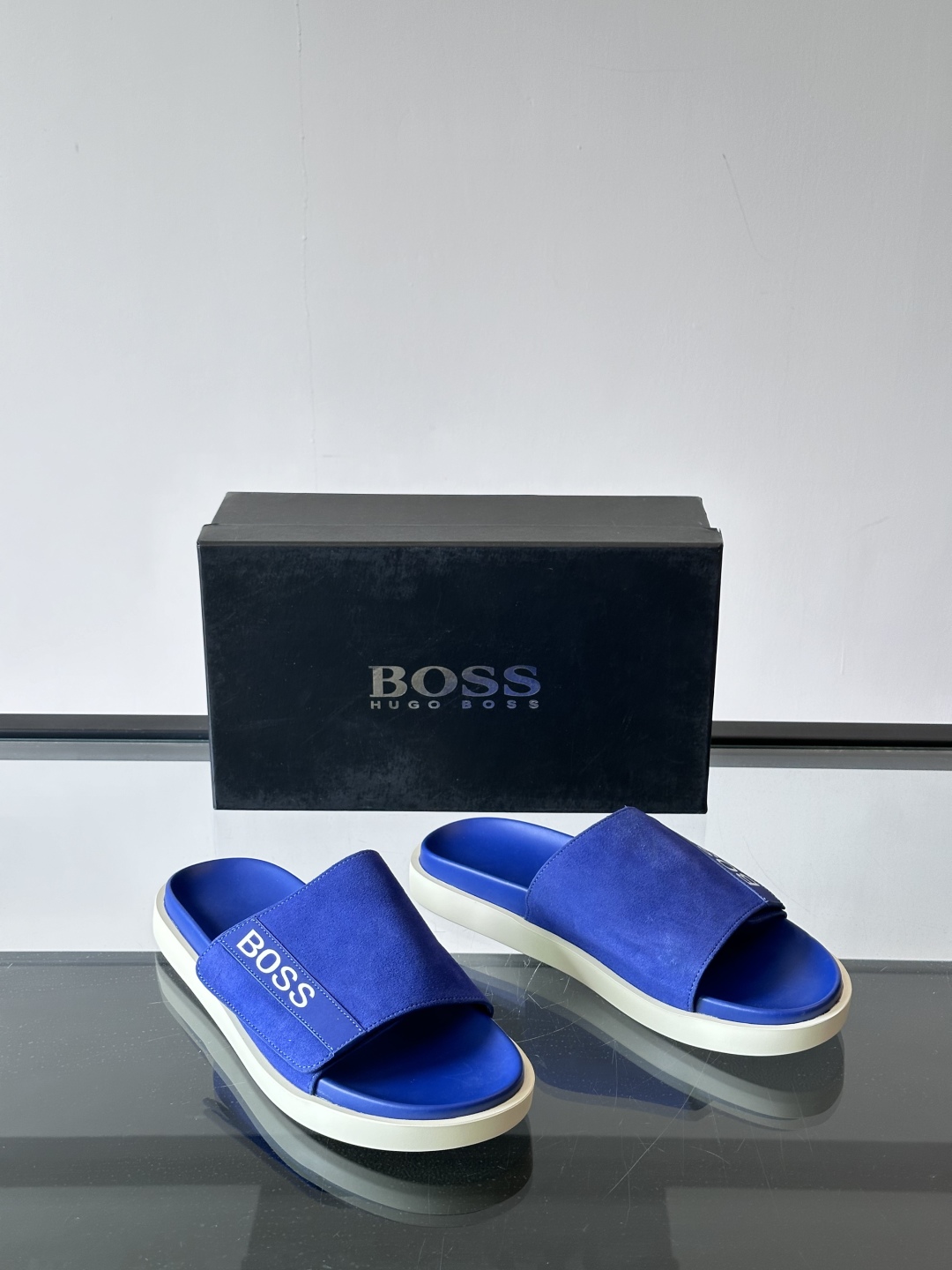 Boss 新款夏季都市休闲拖鞋，采用顶级牛皮面料，柔软亲肤，搭配品牌徽标，让您轻松调节出舒适穿着感。防滑