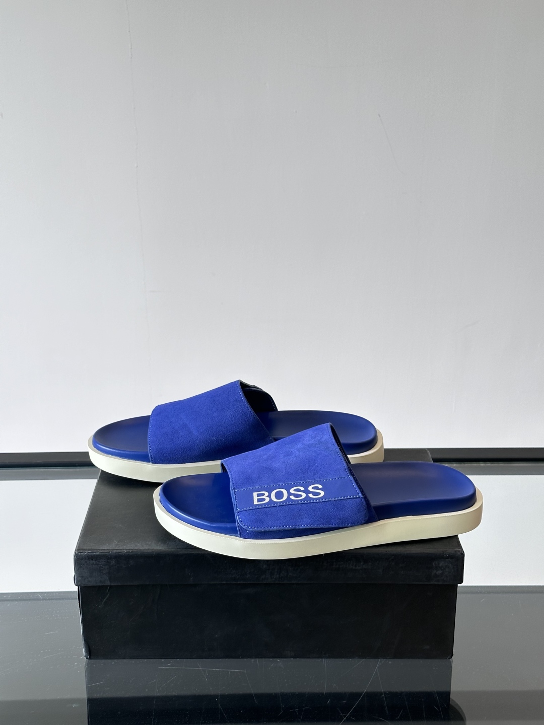 Boss 新款夏季都市休闲拖鞋，采用顶级牛皮面料，柔软亲肤，搭配品牌徽标，让您轻松调节出舒适穿着感。防滑