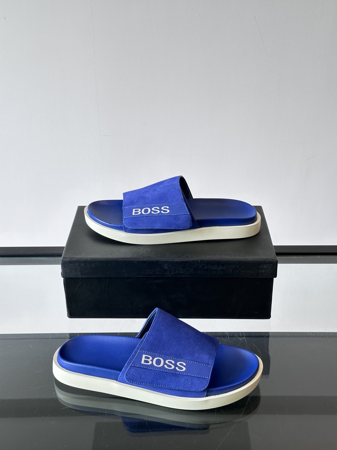 Boss 新款夏季都市休闲拖鞋，采用顶级牛皮面料，柔软亲肤，搭配品牌徽标，让您轻松调节出舒适穿着感。防滑