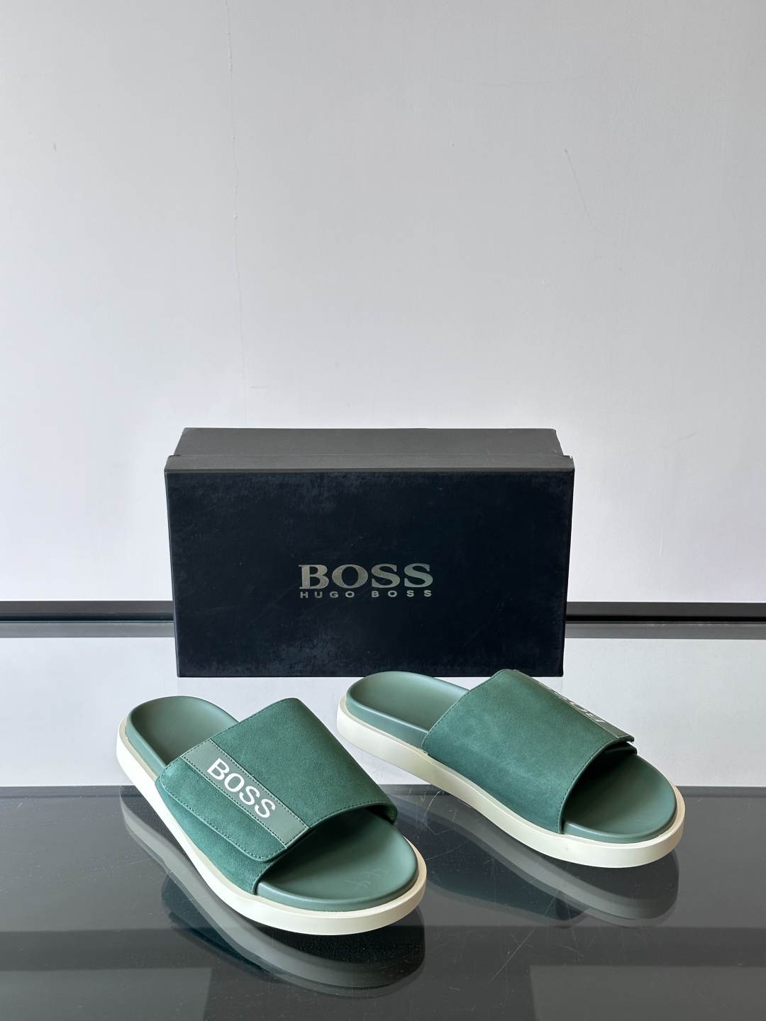 Boss 新款夏季都市休闲拖鞋，采用顶级牛皮面料，柔软亲肤，搭配品牌徽标，让您轻松调节出舒适穿着感。防滑