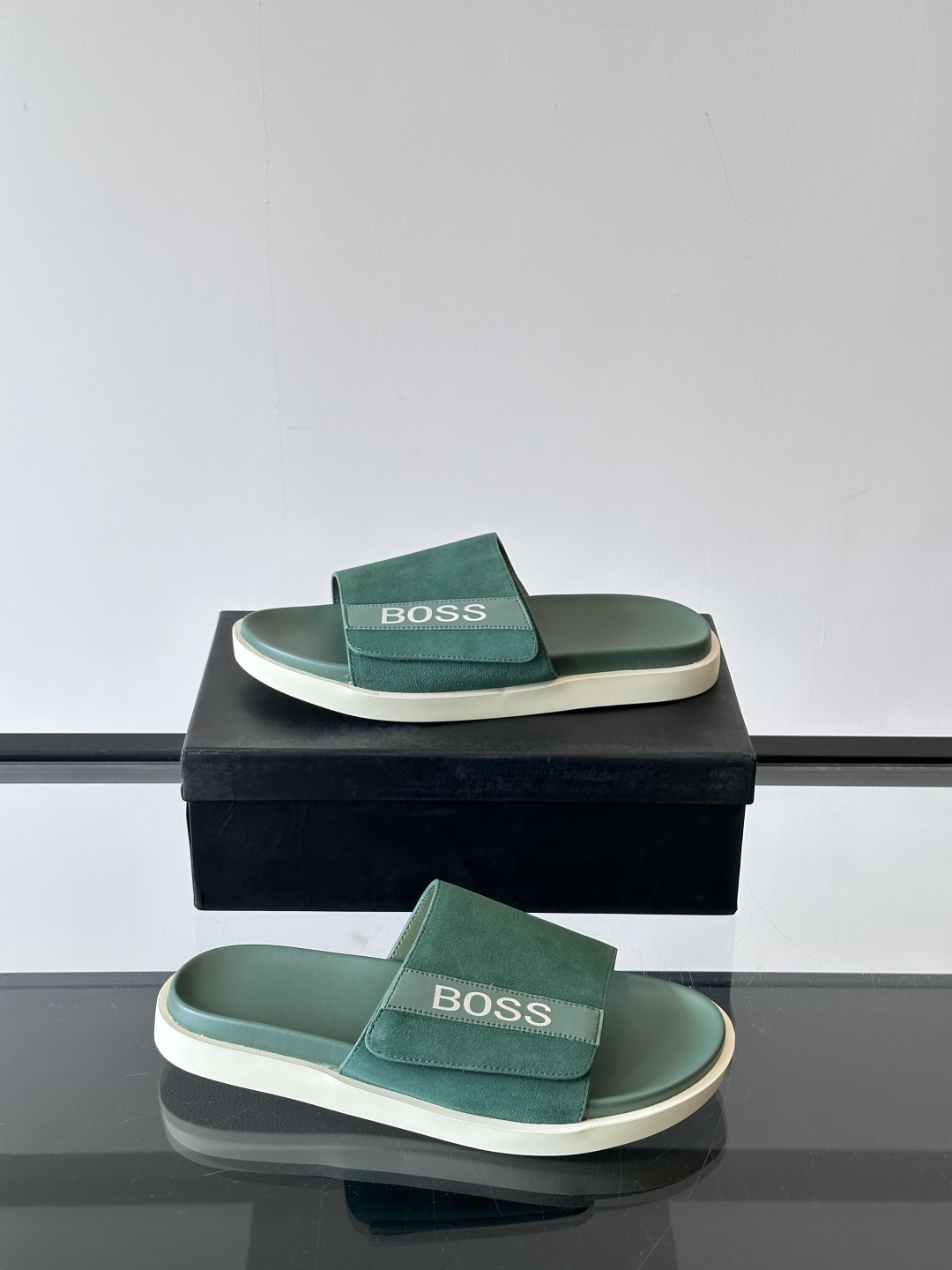 Boss 新款夏季都市休闲拖鞋，采用顶级牛皮面料，柔软亲肤，搭配品牌徽标，让您轻松调节出舒适穿着感。防滑