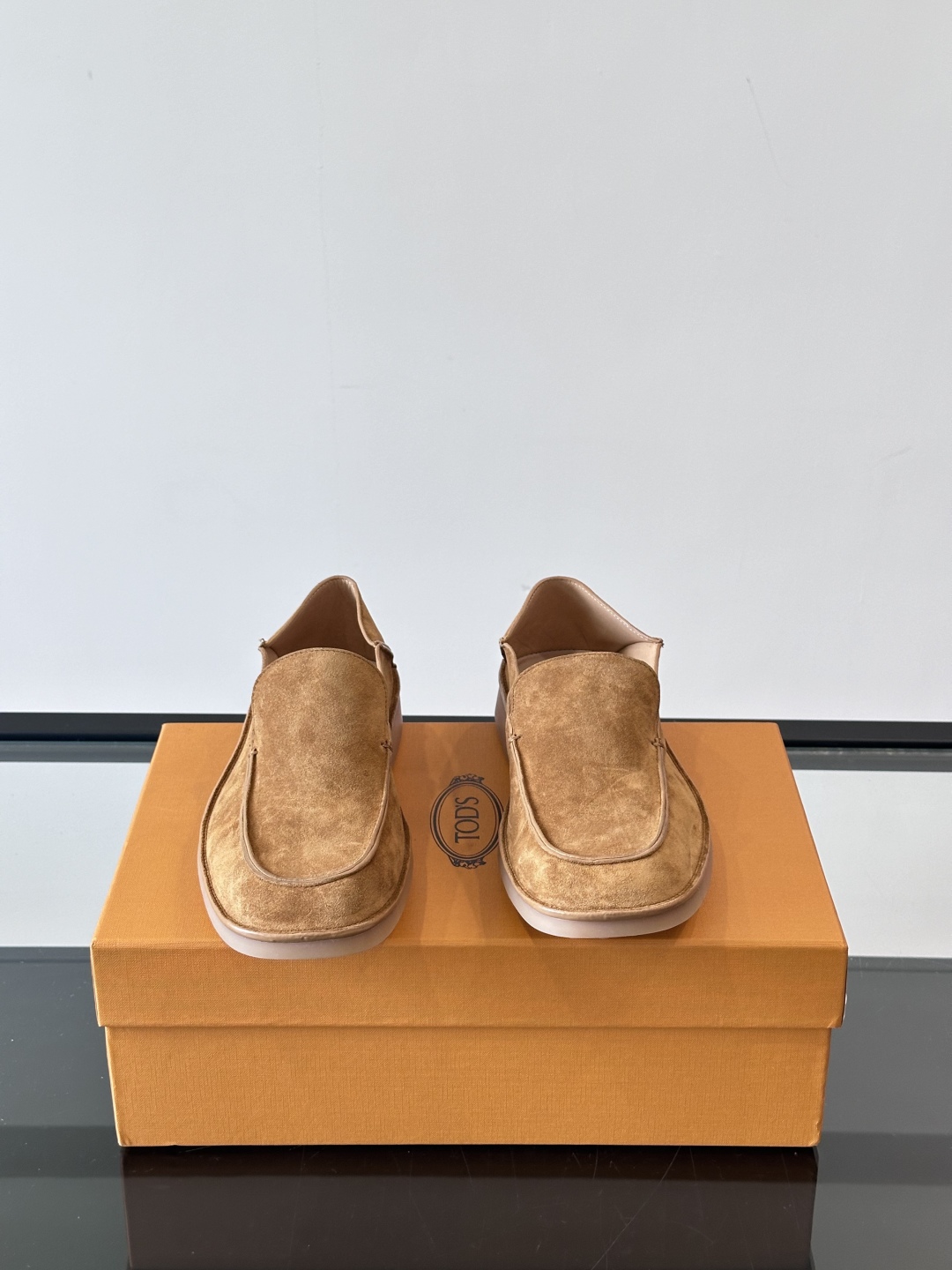  TOD’S/托德斯新款男士乐福休闲鞋，这款鞋选用翻毛皮制成，橡胶大底尽显品牌元素，轻松提升日常造型。原