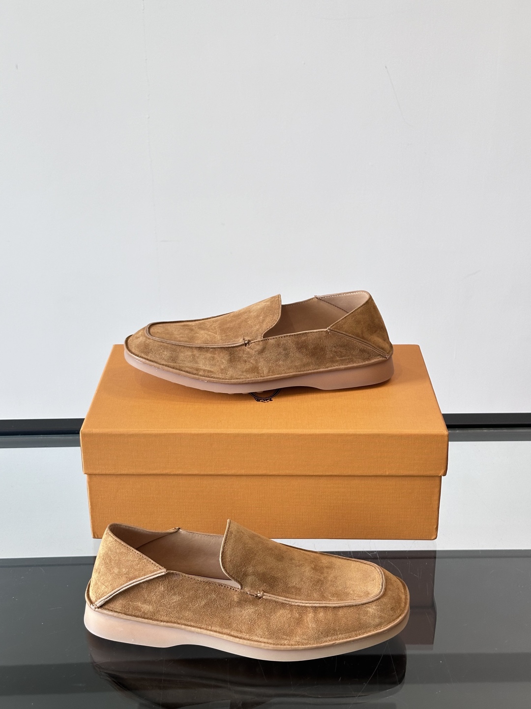  TOD’S/托德斯新款男士乐福休闲鞋，这款鞋选用翻毛皮制成，橡胶大底尽显品牌元素，轻松提升日常造型。原
