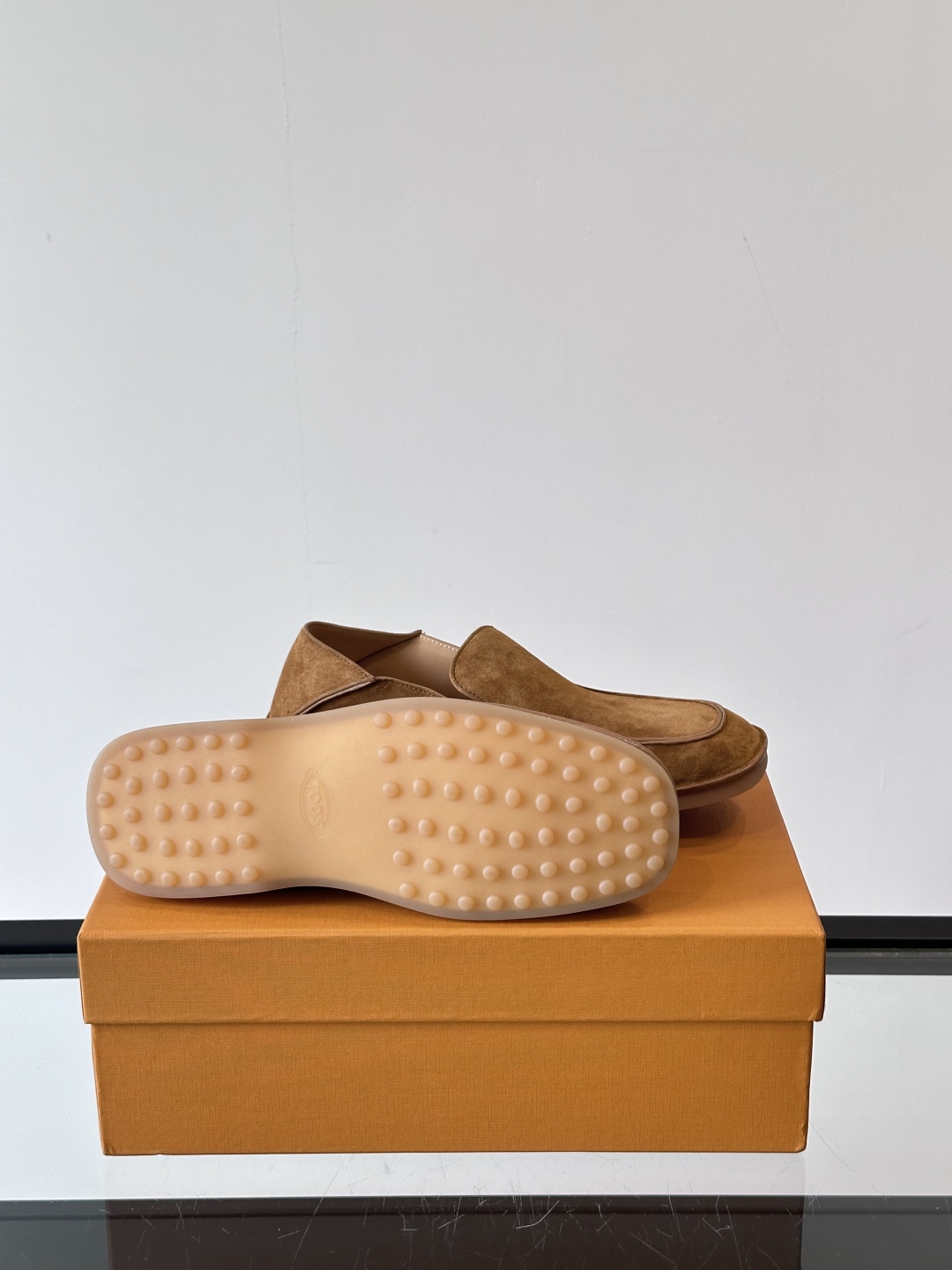  TOD’S/托德斯新款男士乐福休闲鞋，这款鞋选用翻毛皮制成，橡胶大底尽显品牌元素，轻松提升日常造型。原