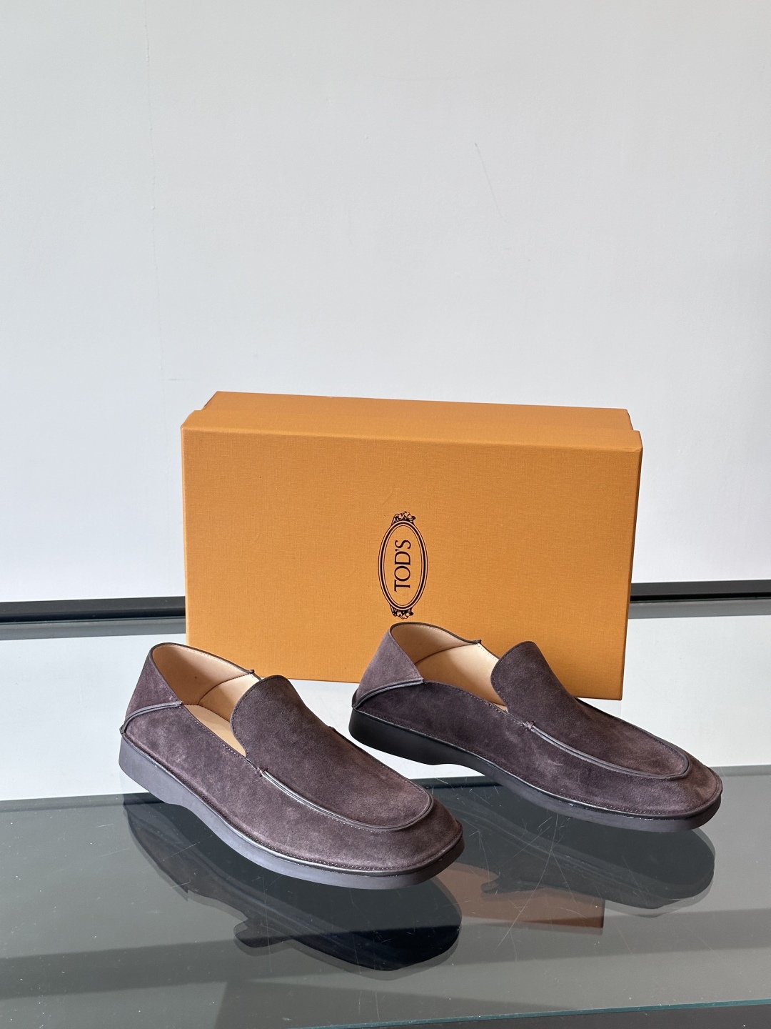  TOD’S/托德斯新款男士乐福休闲鞋，这款鞋选用翻毛皮制成，橡胶大底尽显品牌元素，轻松提升日常造型。原