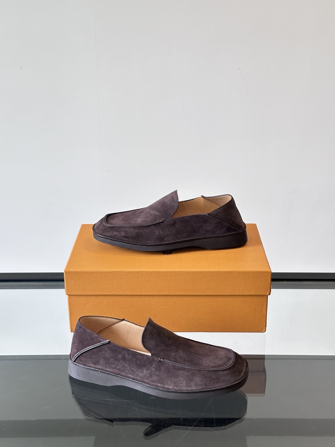  TOD’S/托德斯新款男士乐福休闲鞋，这款鞋选用翻毛皮制成，橡胶大底尽显品牌元素，轻松提升日常造型。原