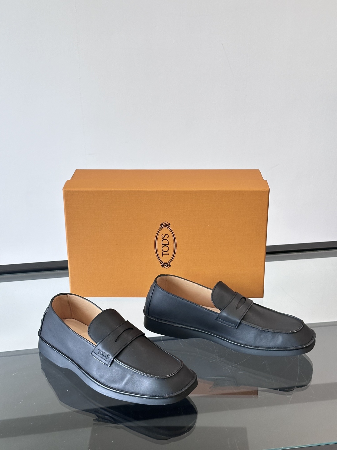  TOD’S/托德斯新款男士乐福休闲鞋，这款鞋选用头层牛皮制成，橡胶大底尽显品牌元素，轻松提升日常造型。