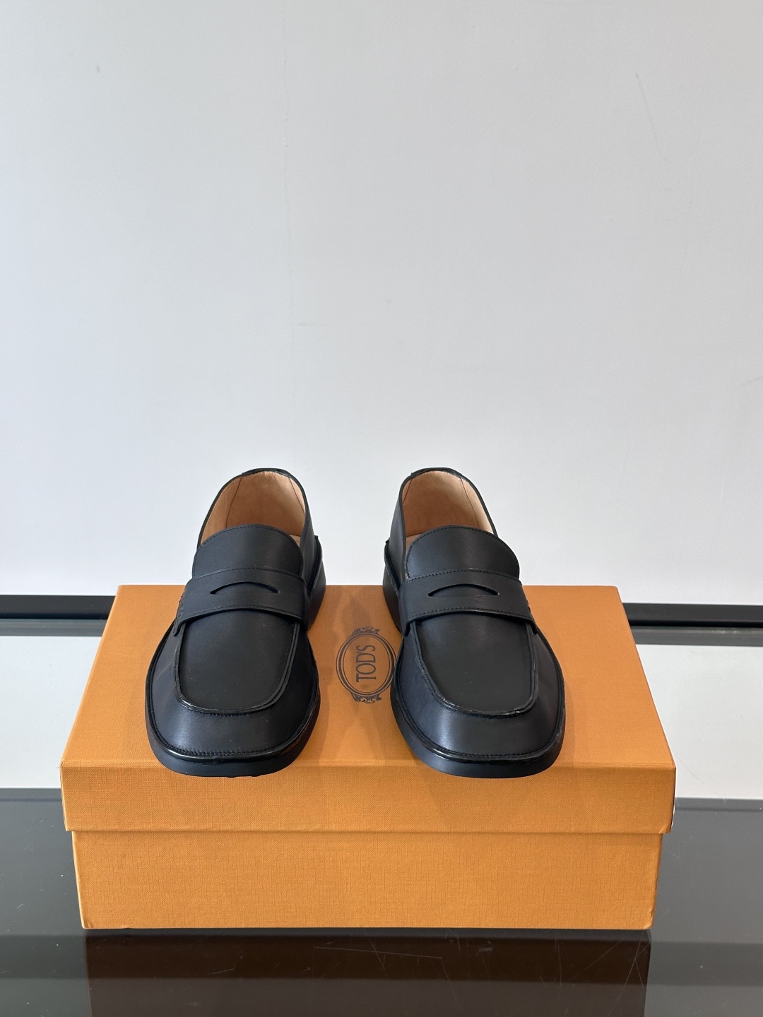  TOD’S/托德斯新款男士乐福休闲鞋，这款鞋选用头层牛皮制成，橡胶大底尽显品牌元素，轻松提升日常造型。