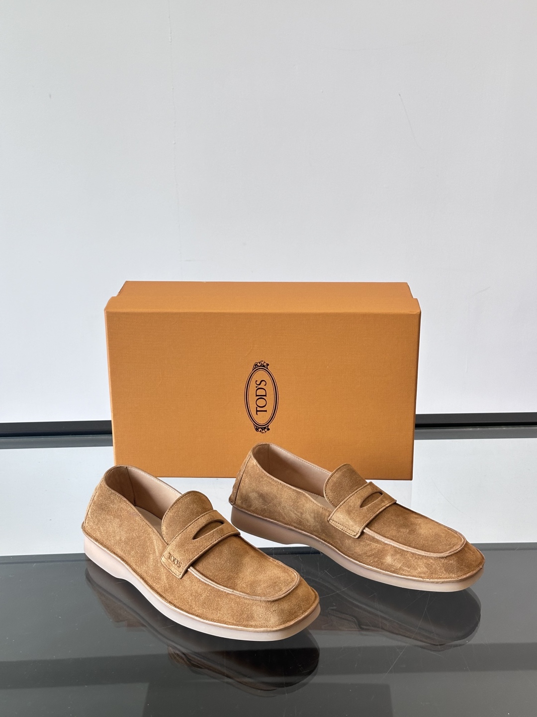  TOD’S/托德斯新款男士乐福休闲鞋，这款鞋选用翻毛皮制成，橡胶大底尽显品牌元素，轻松提升日常造型。原