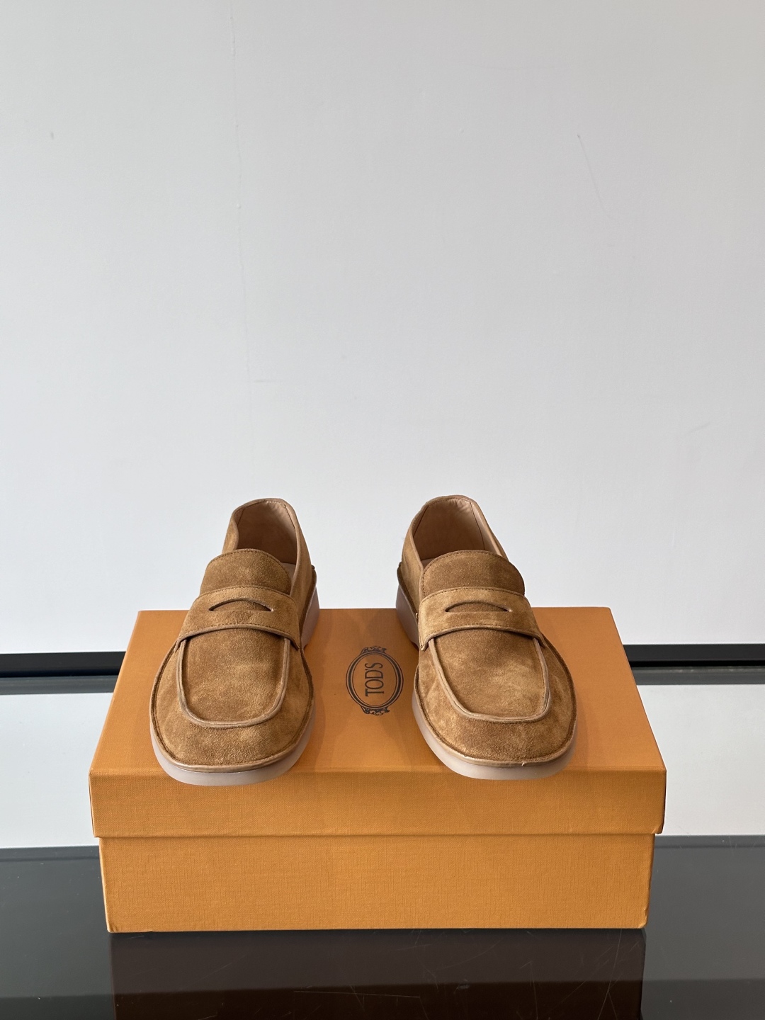  TOD’S/托德斯新款男士乐福休闲鞋，这款鞋选用翻毛皮制成，橡胶大底尽显品牌元素，轻松提升日常造型。原