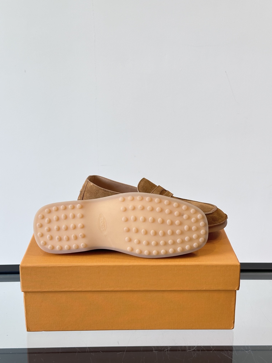  TOD’S/托德斯新款男士乐福休闲鞋，这款鞋选用翻毛皮制成，橡胶大底尽显品牌元素，轻松提升日常造型。原