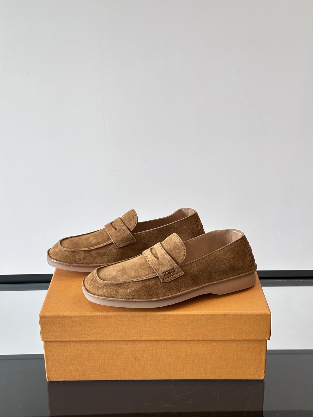  TOD’S/托德斯新款男士乐福休闲鞋，这款鞋选用翻毛皮制成，橡胶大底尽显品牌元素，轻松提升日常造型。原