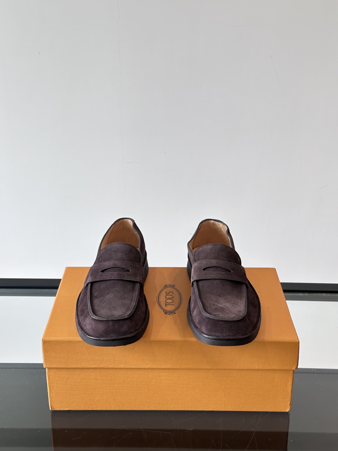  TOD’S/托德斯新款男士乐福休闲鞋，这款鞋选用翻毛皮制成，橡胶大底尽显品牌元素，轻松提升日常造型。原