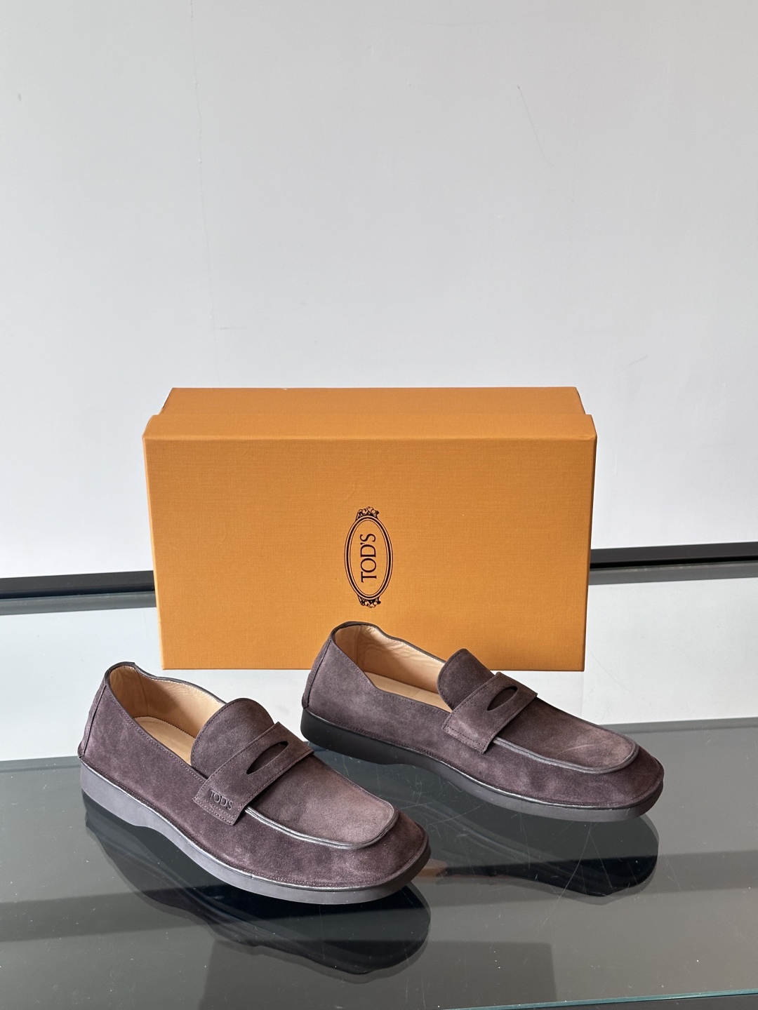  TOD’S/托德斯新款男士乐福休闲鞋，这款鞋选用翻毛皮制成，橡胶大底尽显品牌元素，轻松提升日常造型。原