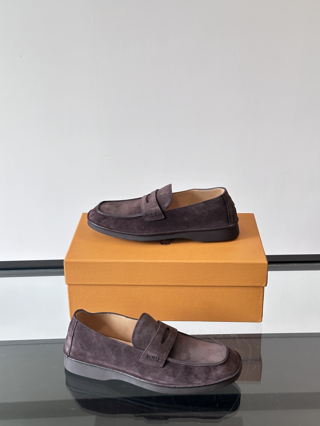 TOD’S/托德斯新款男士乐福休闲鞋，这款鞋选用翻毛皮制成，橡胶大底尽显品牌元素，轻松提升日常造型。原