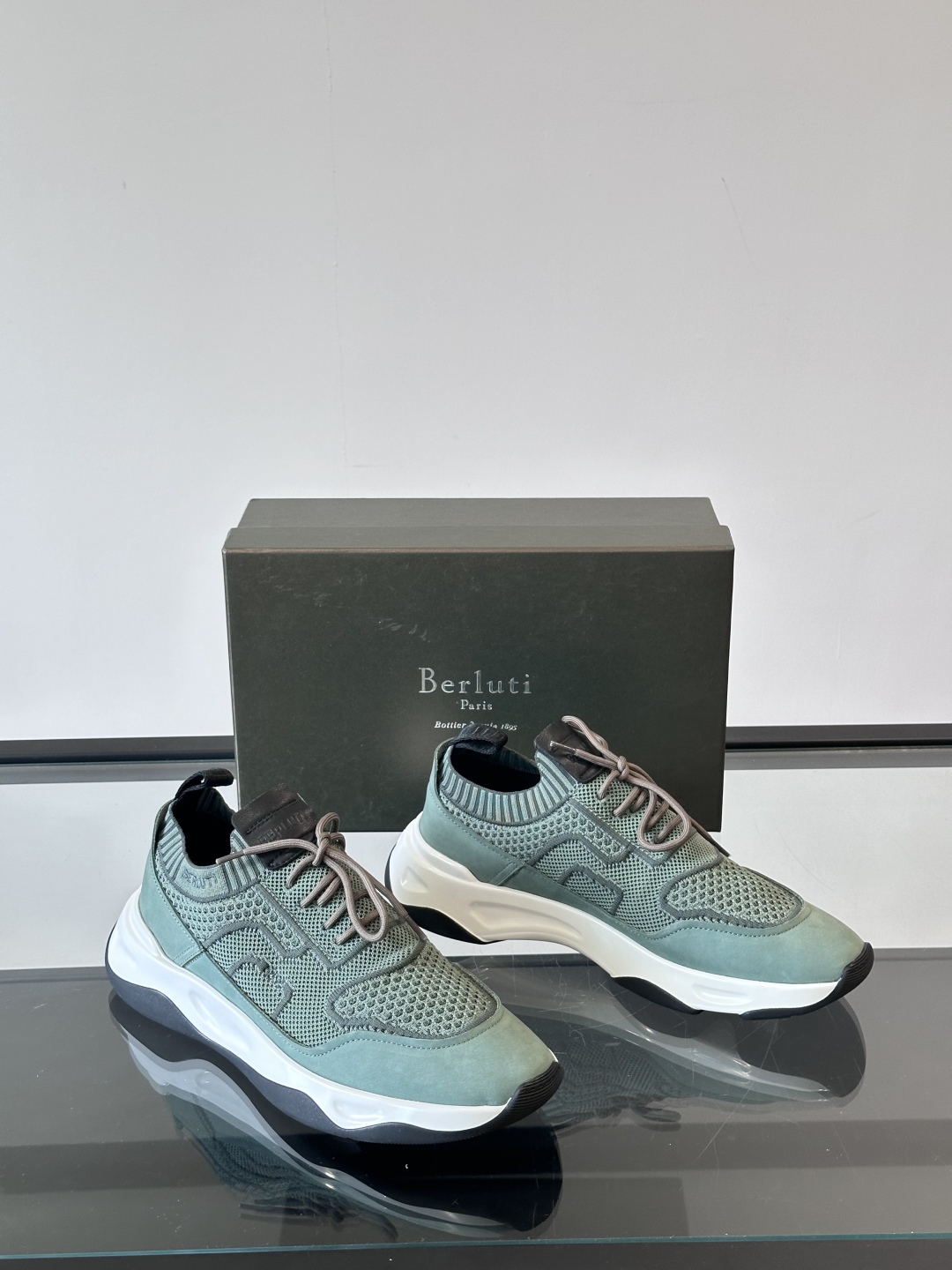 布鲁提 Berlut* Shadow男士运动鞋履 ，这双袜子鞋用轻盈且极富韧性的针织面料，高密度飞织制成
