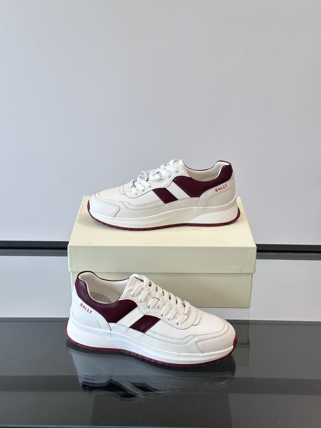 BALLY/巴利新款男士厚底皮革运动休闲鞋，这款皮革运动鞋采用小牛皮拼接打造，糅合优雅风范与创新设计。两