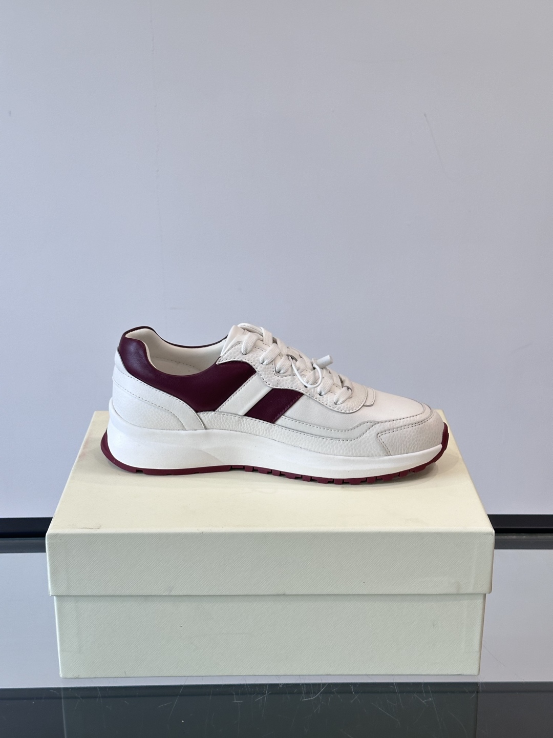BALLY/巴利新款男士厚底皮革运动休闲鞋，这款皮革运动鞋采用小牛皮拼接打造，糅合优雅风范与创新设计。两