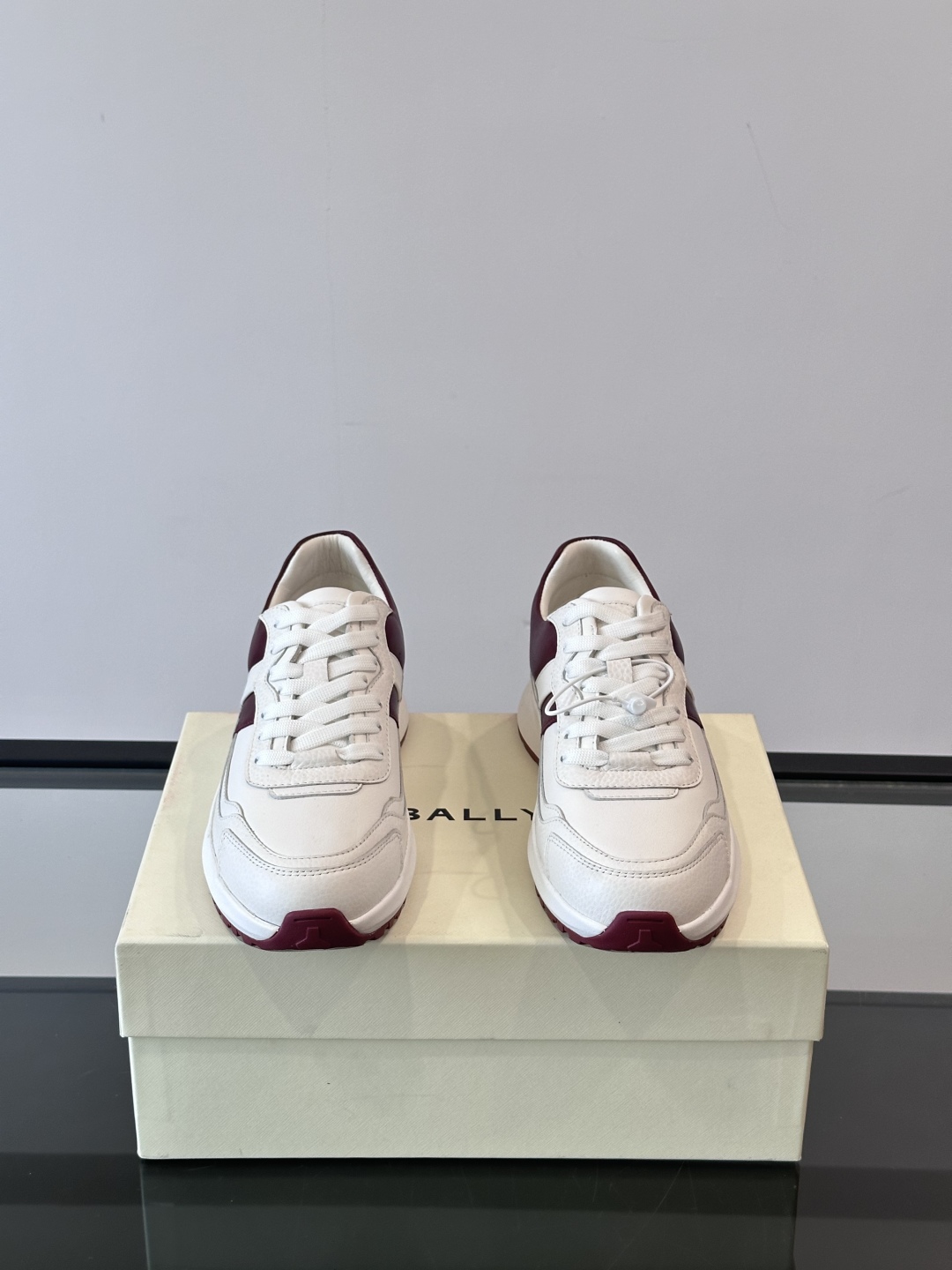 BALLY/巴利新款男士厚底皮革运动休闲鞋，这款皮革运动鞋采用小牛皮拼接打造，糅合优雅风范与创新设计。两