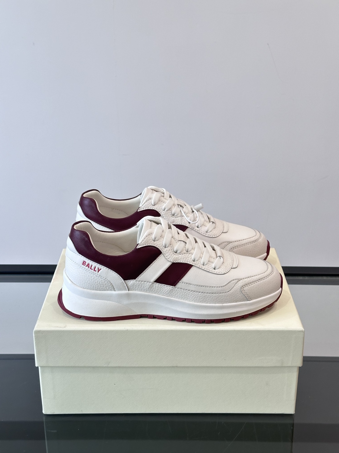 BALLY/巴利新款男士厚底皮革运动休闲鞋，这款皮革运动鞋采用小牛皮拼接打造，糅合优雅风范与创新设计。两