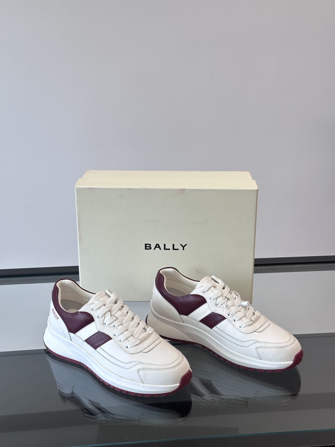 BALLY/巴利新款男士厚底皮革运动休闲鞋，这款皮革运动鞋采用小牛皮拼接打造，糅合优雅风范与创新设计。两