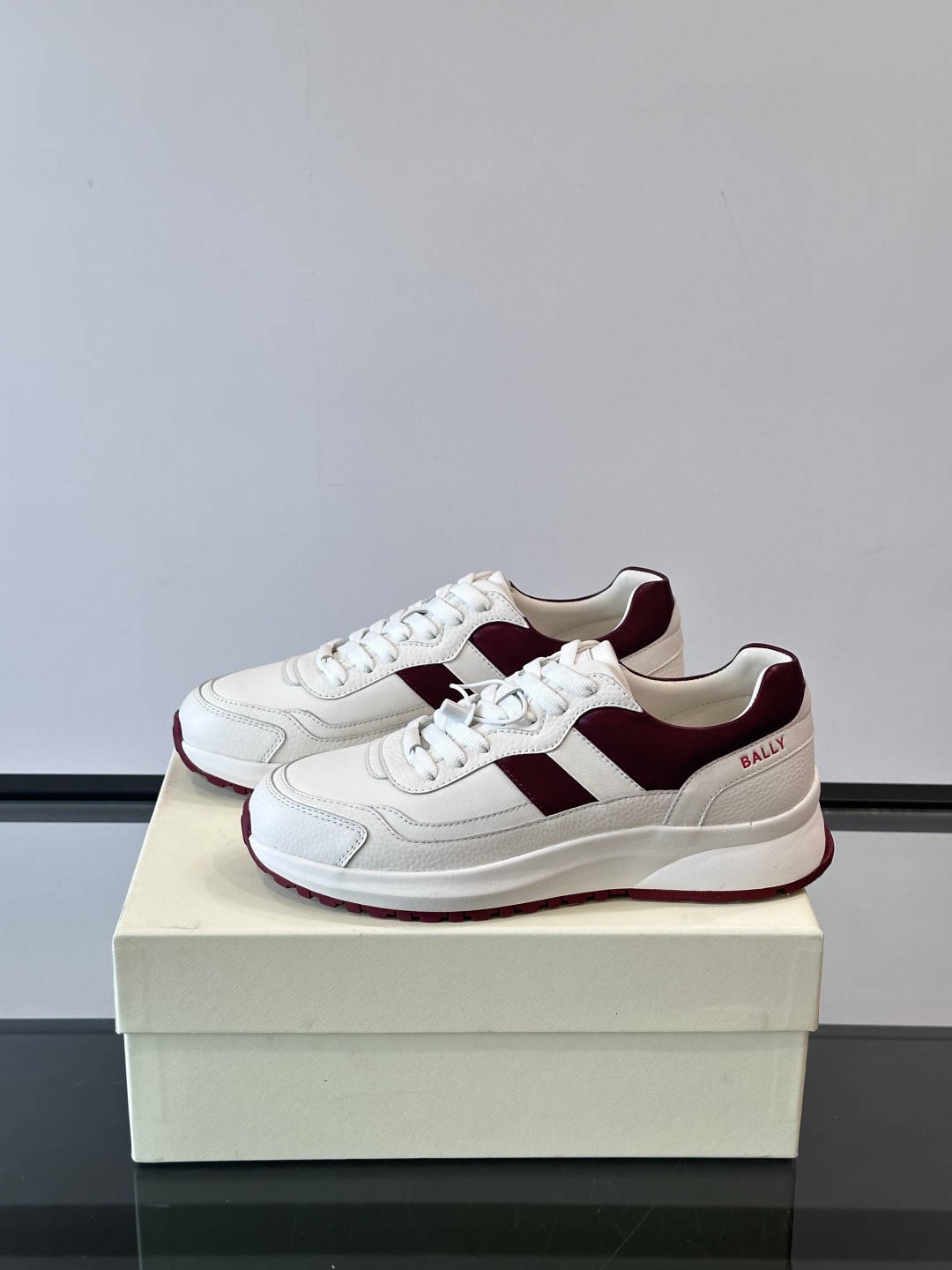 BALLY/巴利新款男士厚底皮革运动休闲鞋，这款皮革运动鞋采用小牛皮拼接打造，糅合优雅风范与创新设计。两