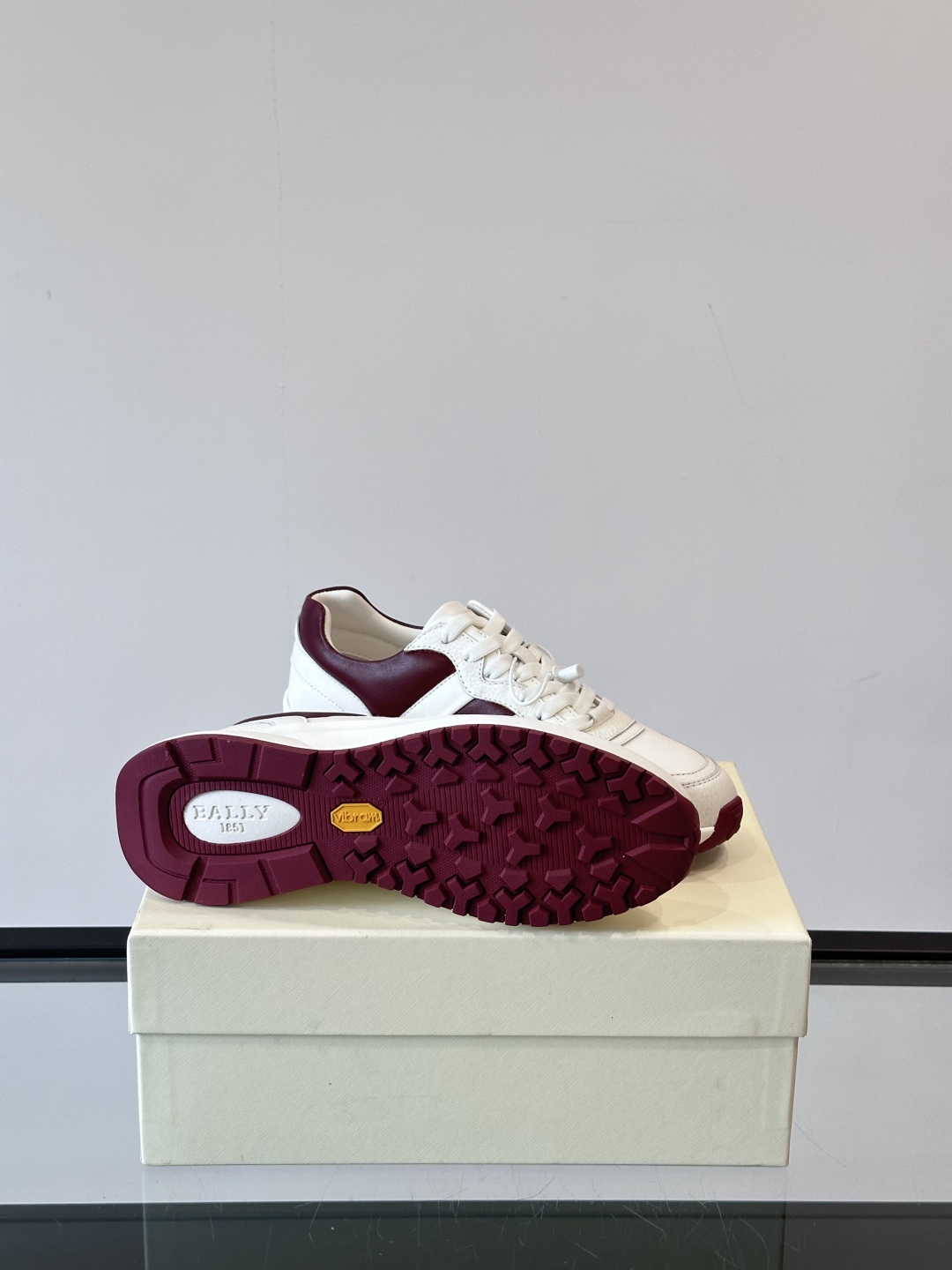 BALLY/巴利新款男士厚底皮革运动休闲鞋，这款皮革运动鞋采用小牛皮拼接打造，糅合优雅风范与创新设计。两