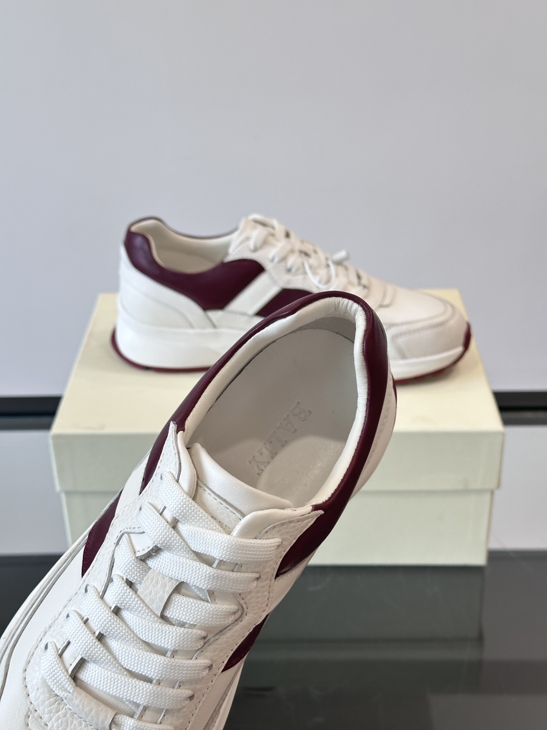 BALLY/巴利新款男士厚底皮革运动休闲鞋，这款皮革运动鞋采用小牛皮拼接打造，糅合优雅风范与创新设计。两